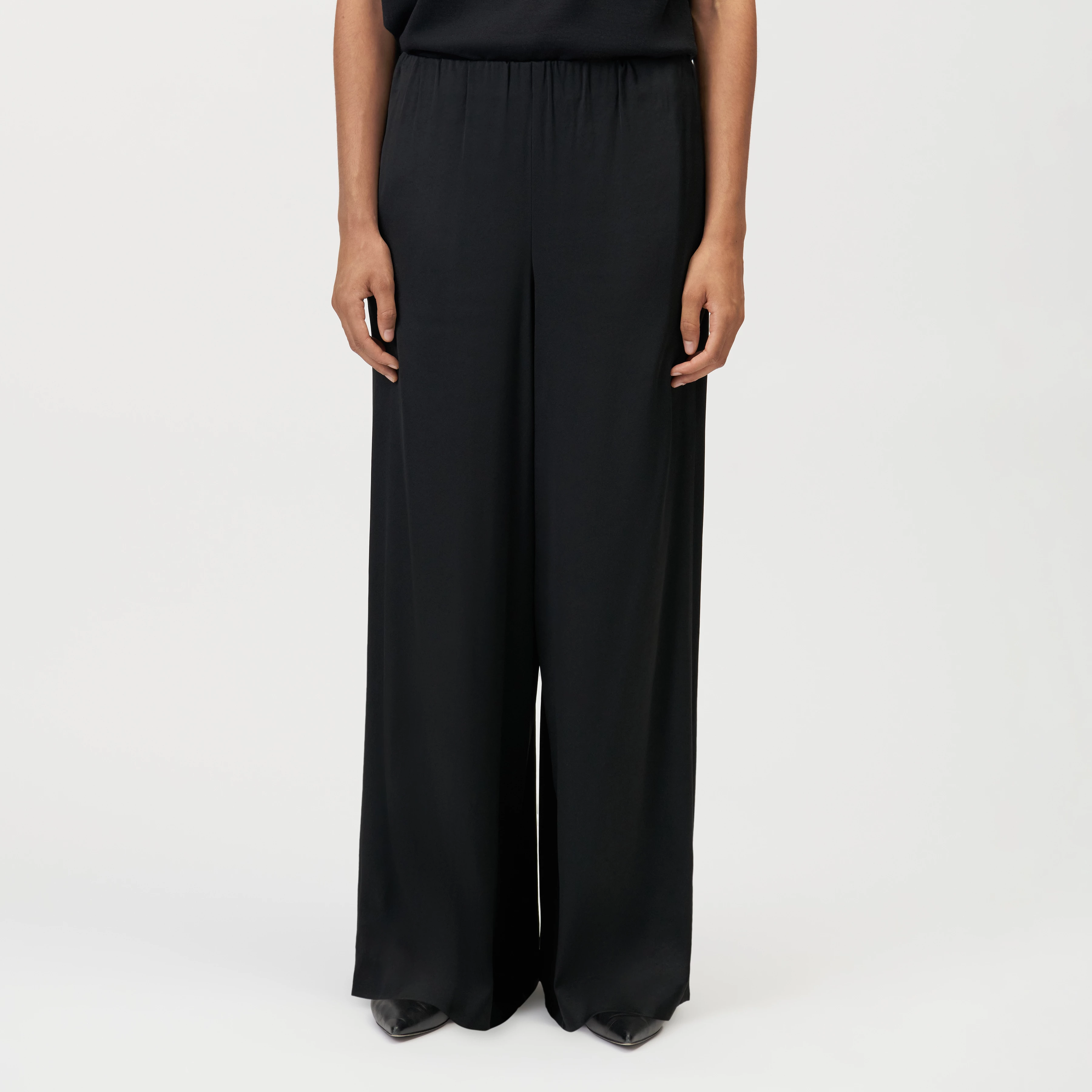 TWEEZER - Wide trousers in satin - women - black - Frontansicht