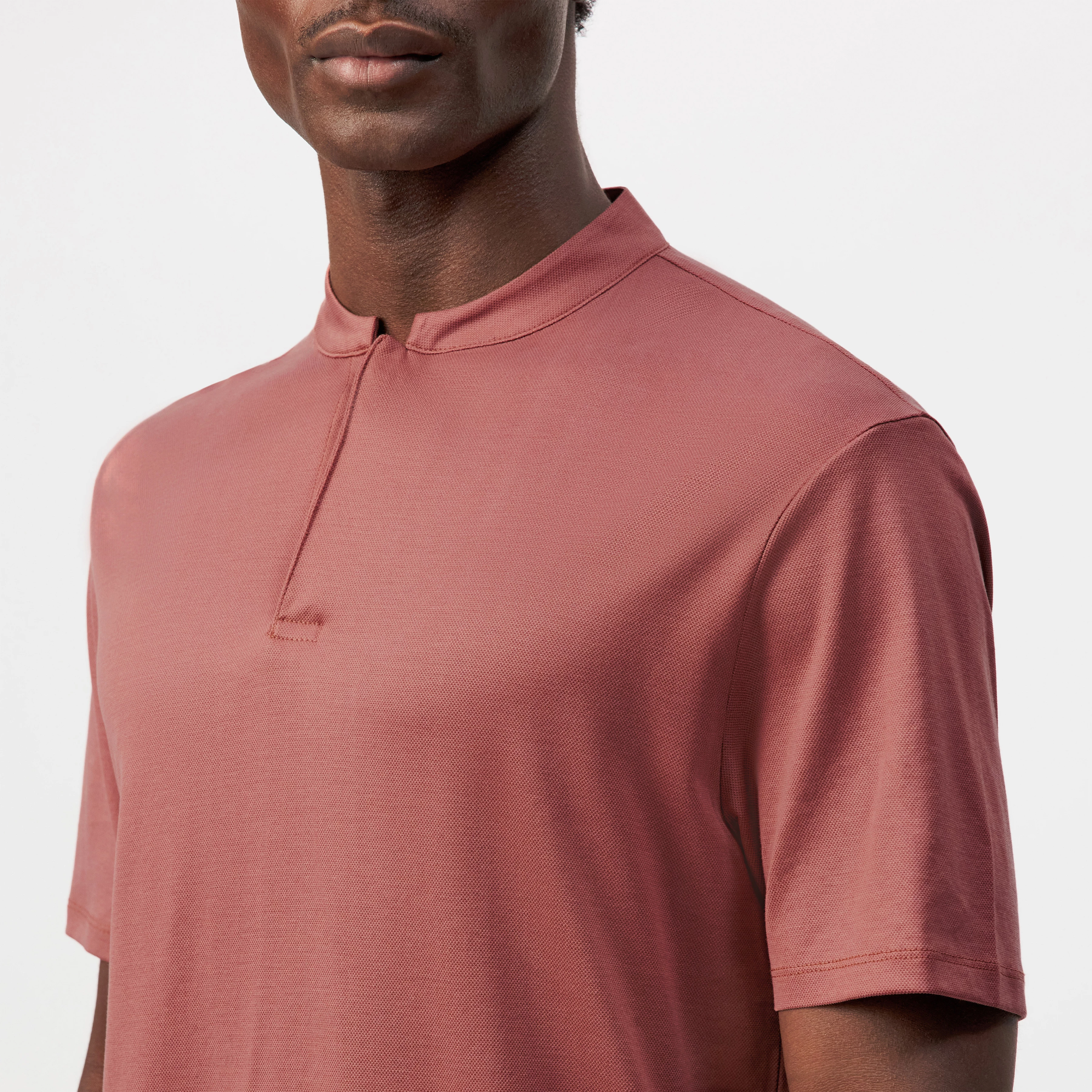 LOUIS - T-Shirt mit Knopfleiste in Piqué - Herren - orange - Detailansicht am Model