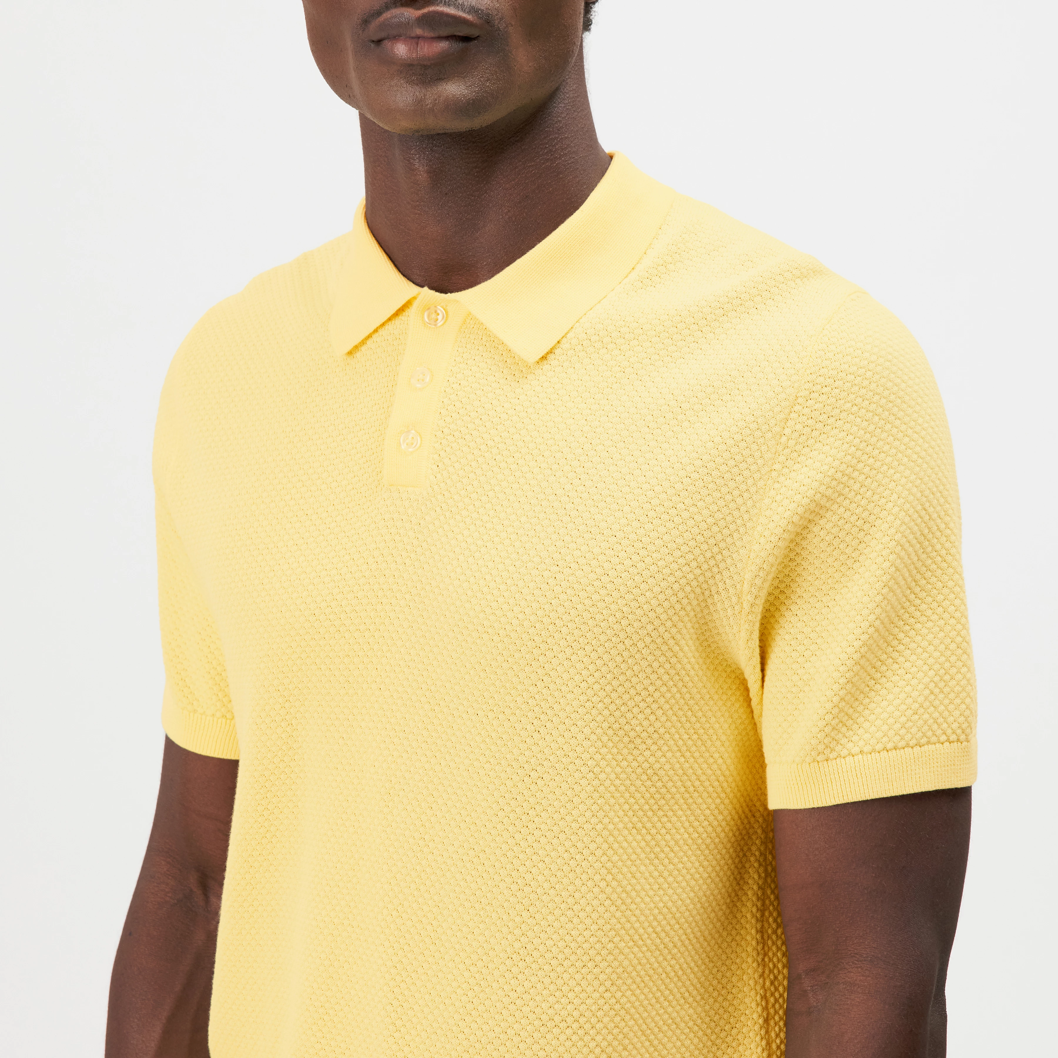 TRITON - Polo shirt in cotton - men - yellow - Detailansicht am Model
