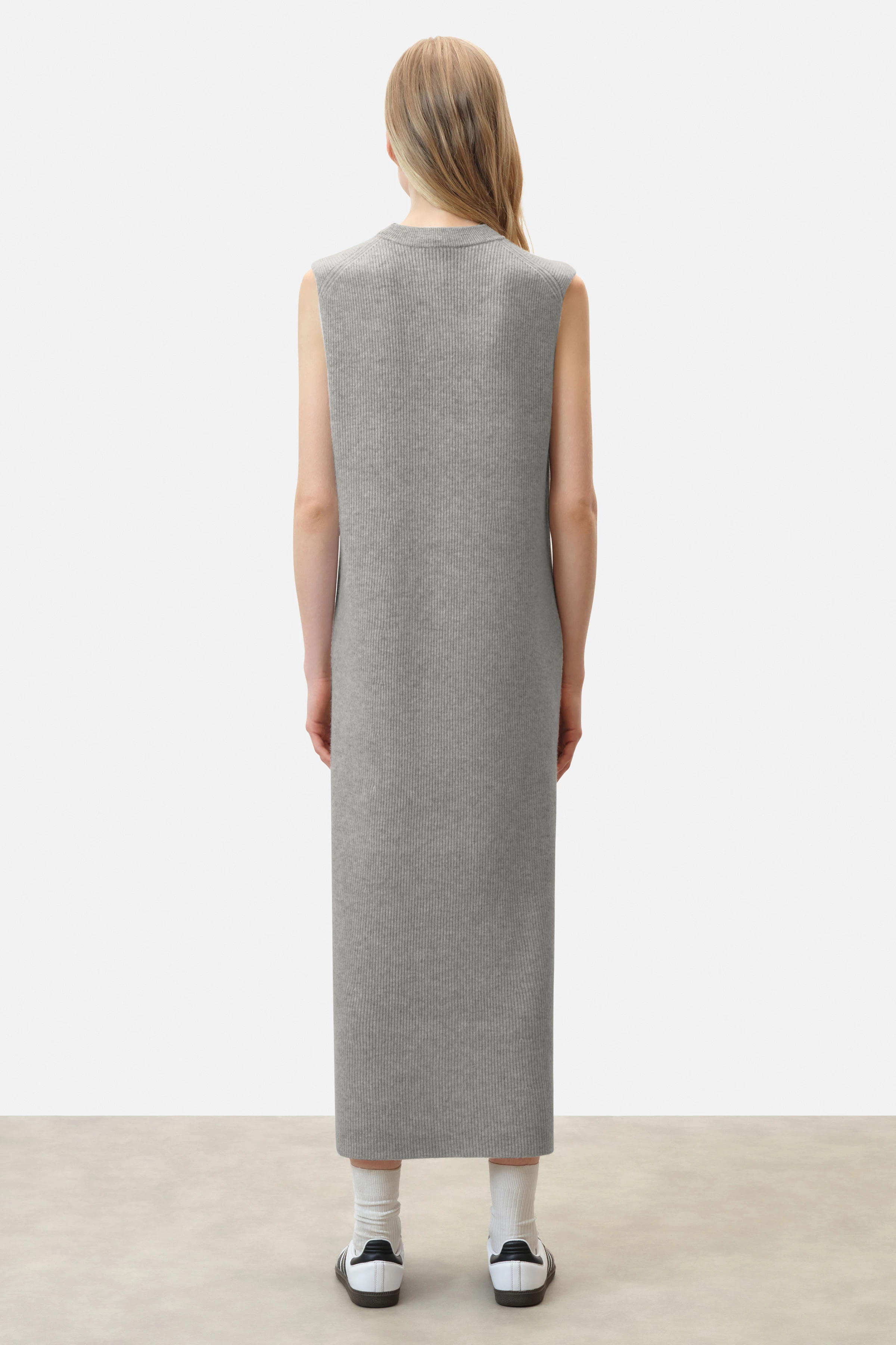 ELYRA - Ärmelloses Strickkleid mit Rundhals in Schurwolle - Damen - grau - Rückansicht