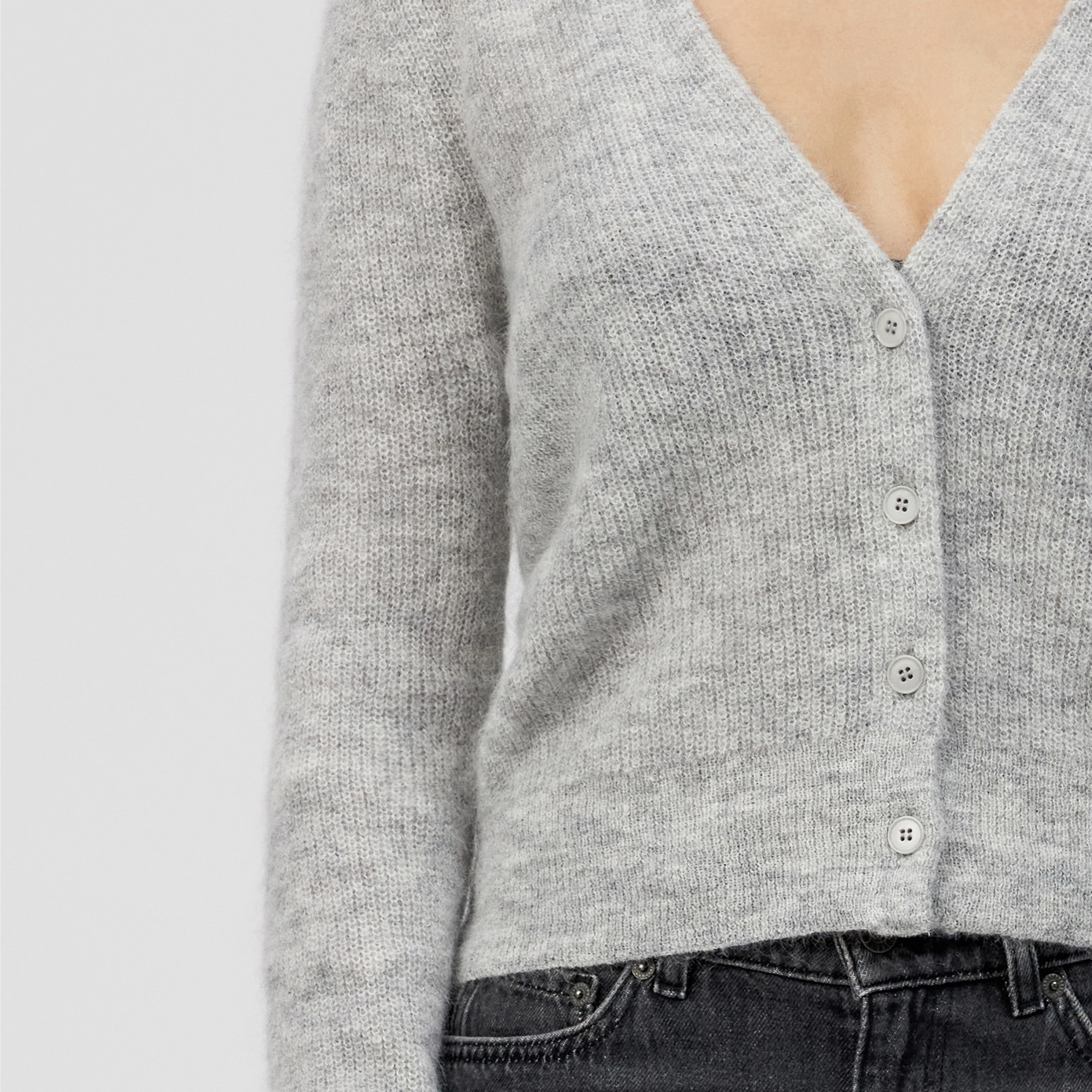 GERTIJA - Cardigan in luxurious Suri alpaca blend - women - grey - Detailansicht am Model