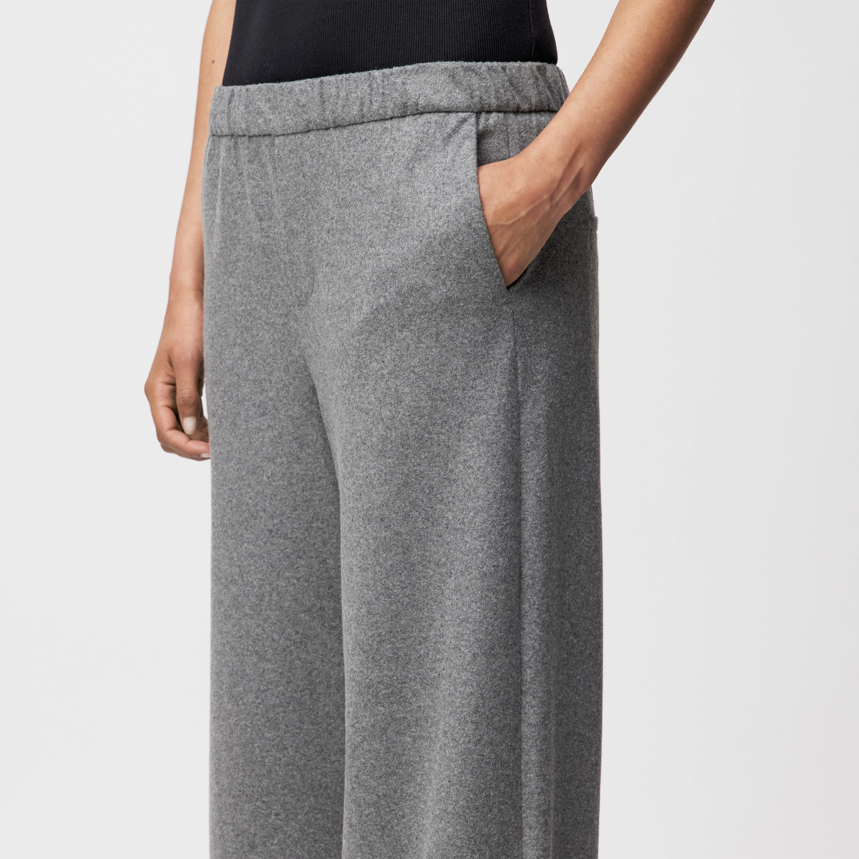 CONSIDER - Schlupfhose mit Barrel-Leg in Jersey Woll-Mix - Damen - grau - Detailansicht am Model