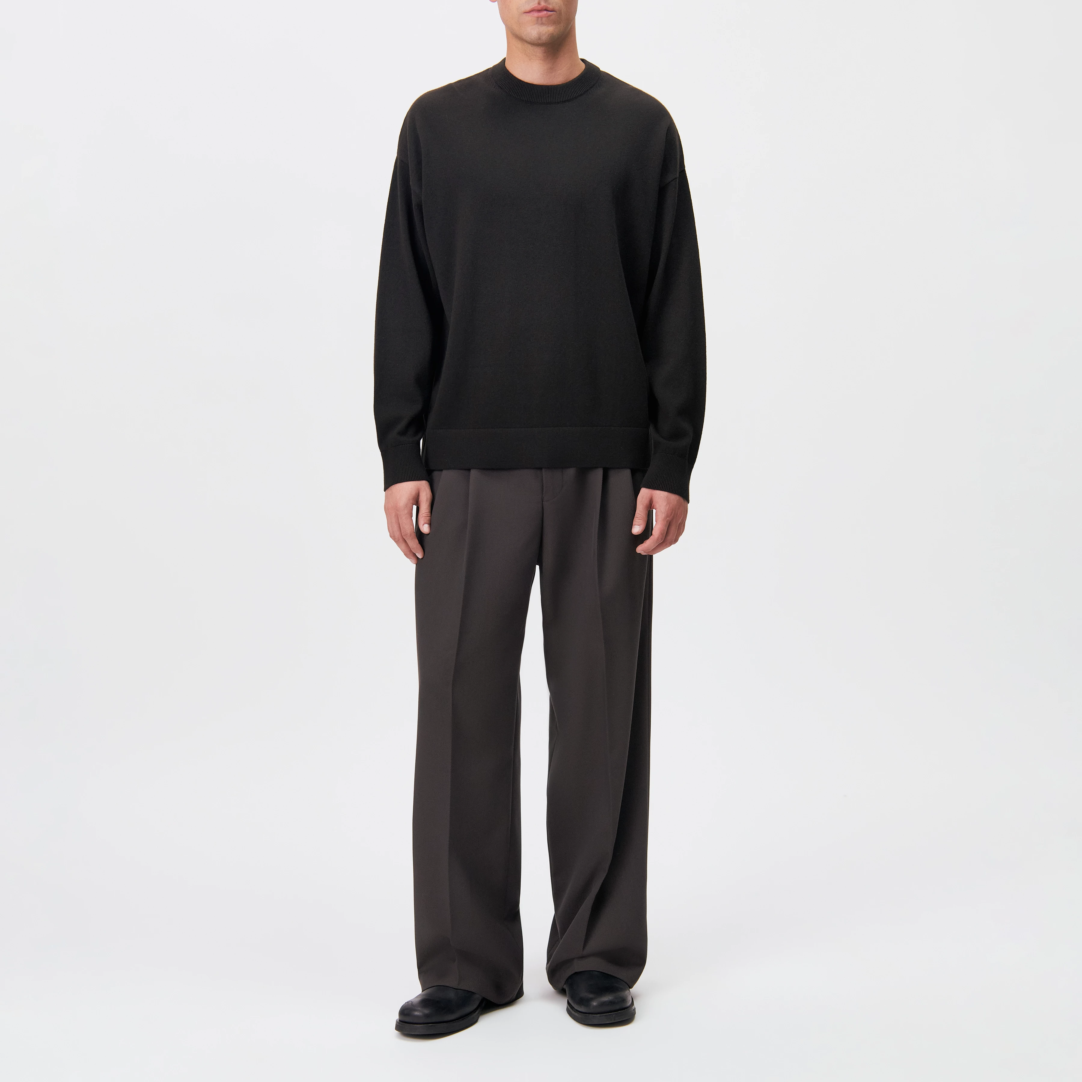 VALDRIK - Crew neck boxy fit jumper - men - brown - Ganzkörper-Frontansicht