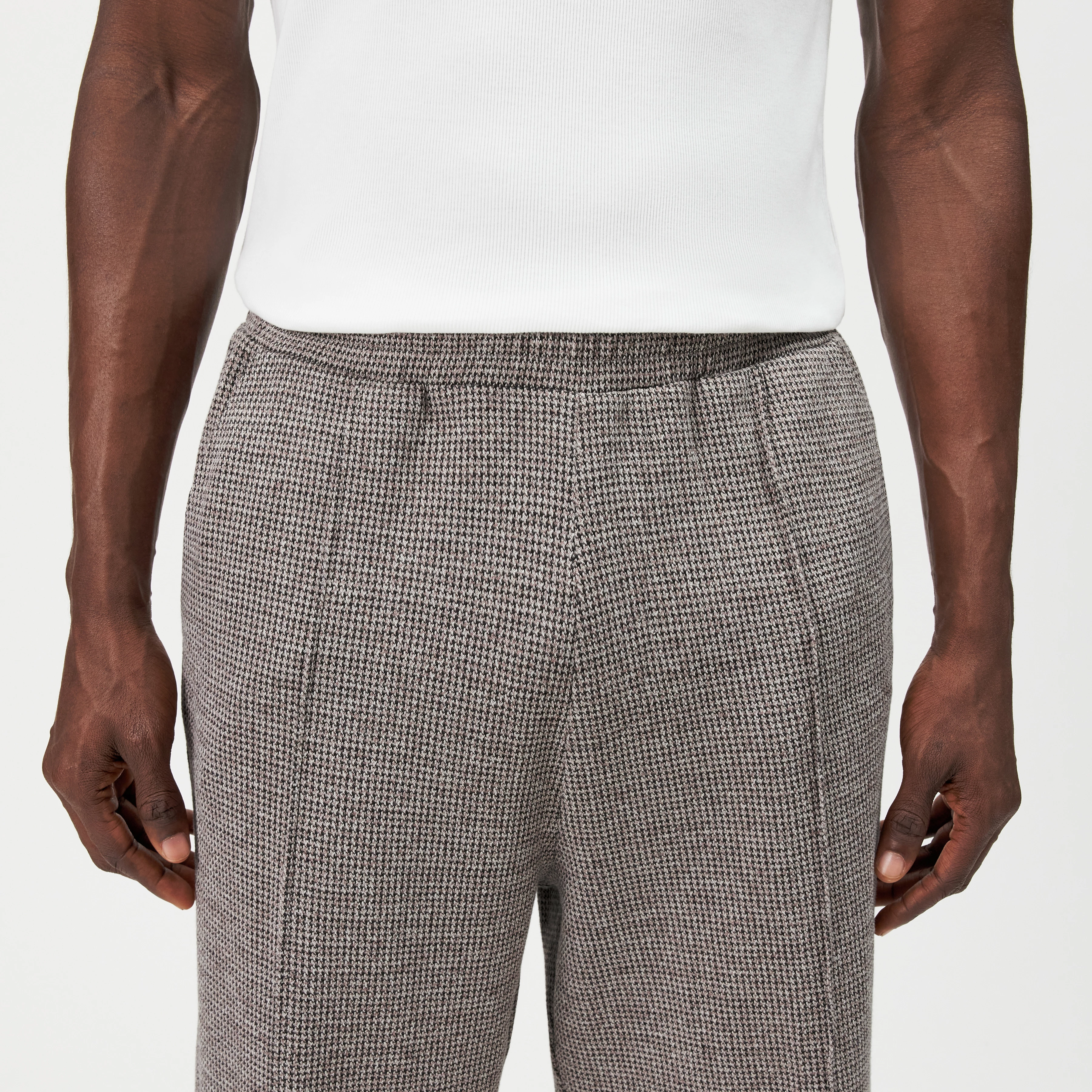 DUSKK - Pull-On Hose mit feinem Karo - Herren - braun - Detailansicht am Model