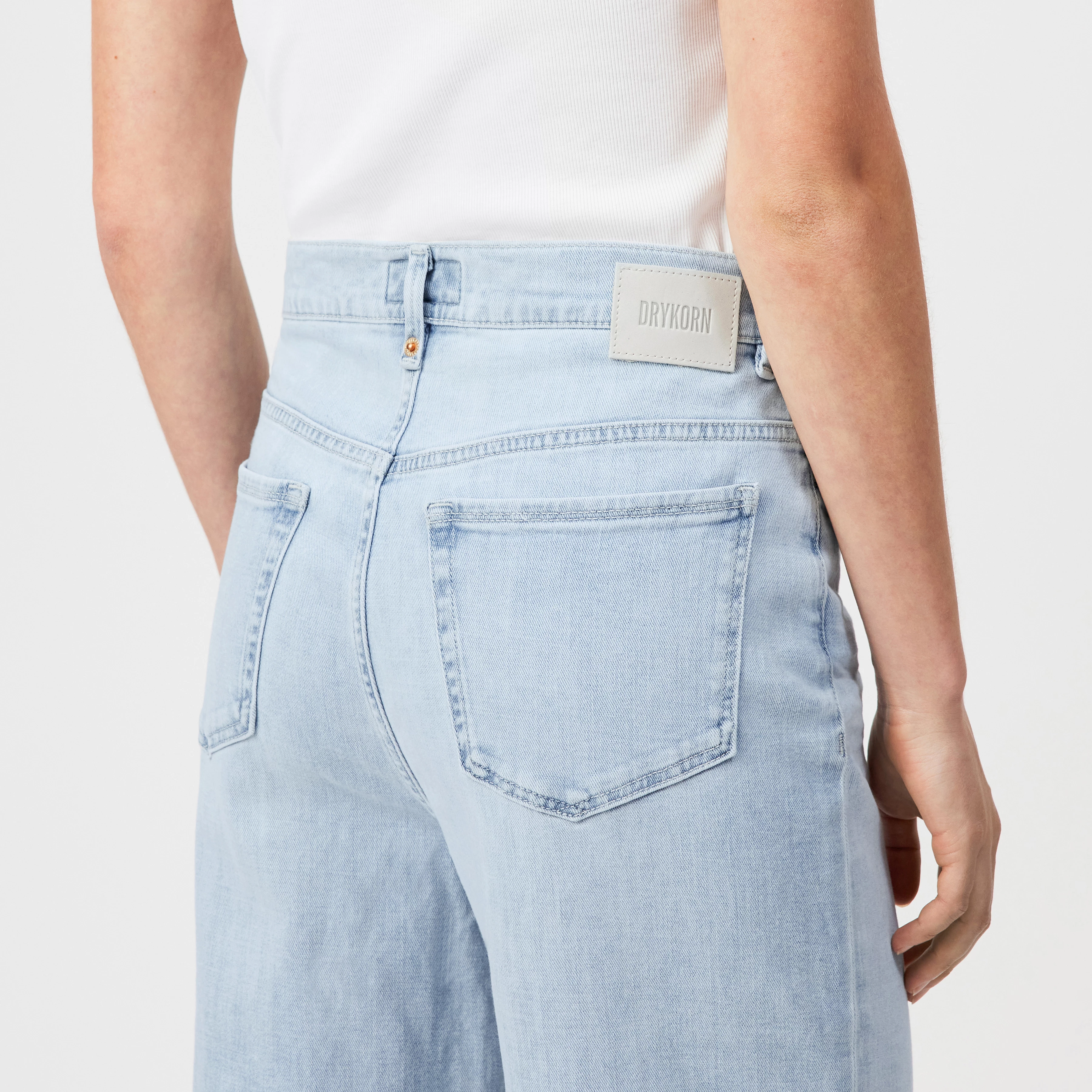 FLOWN - Low-waist jeans in mid-blue denim - women - blue - Detailansicht am Model
