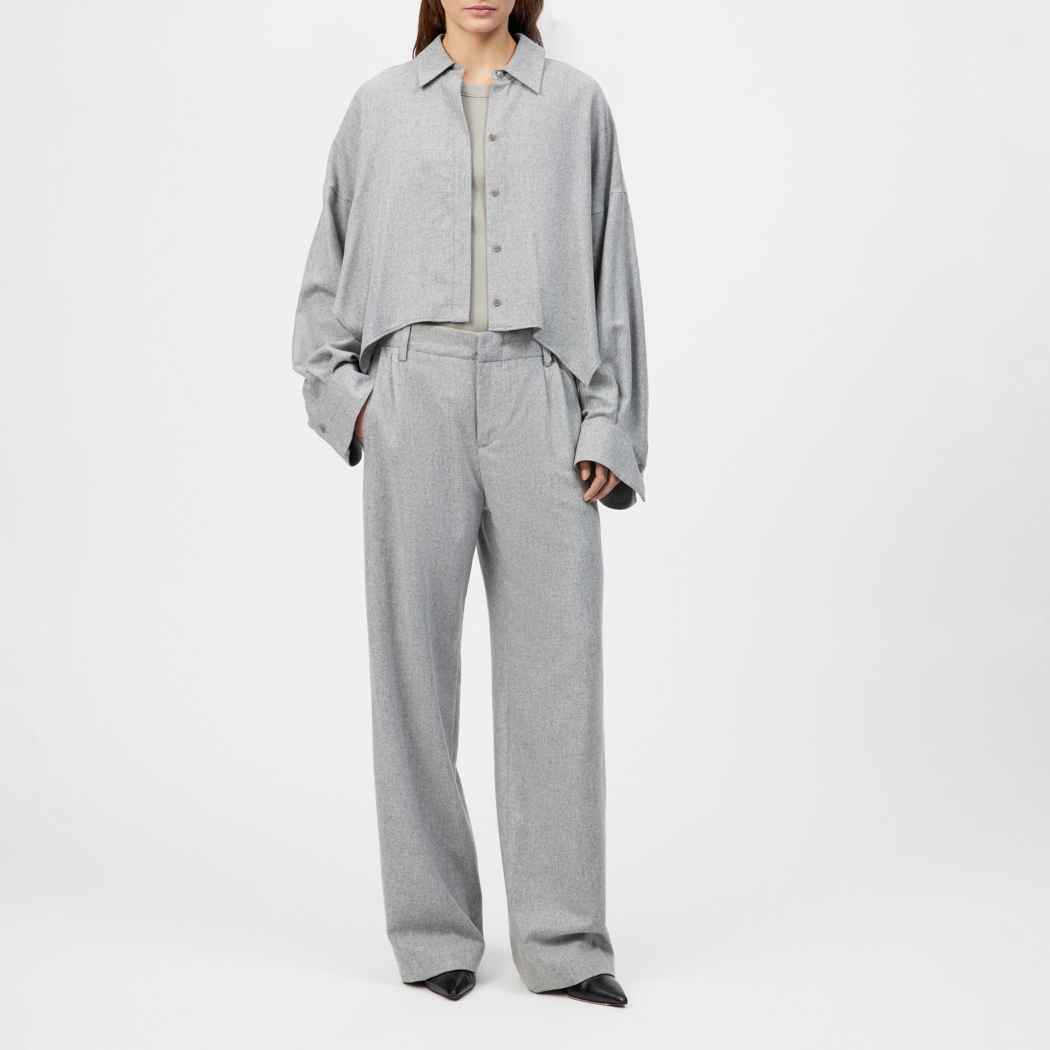 JEALOUS - Bundfaltenhose mit Barrel-Leg in Flanell - Damen - grau - Ganzkörper-Frontansicht