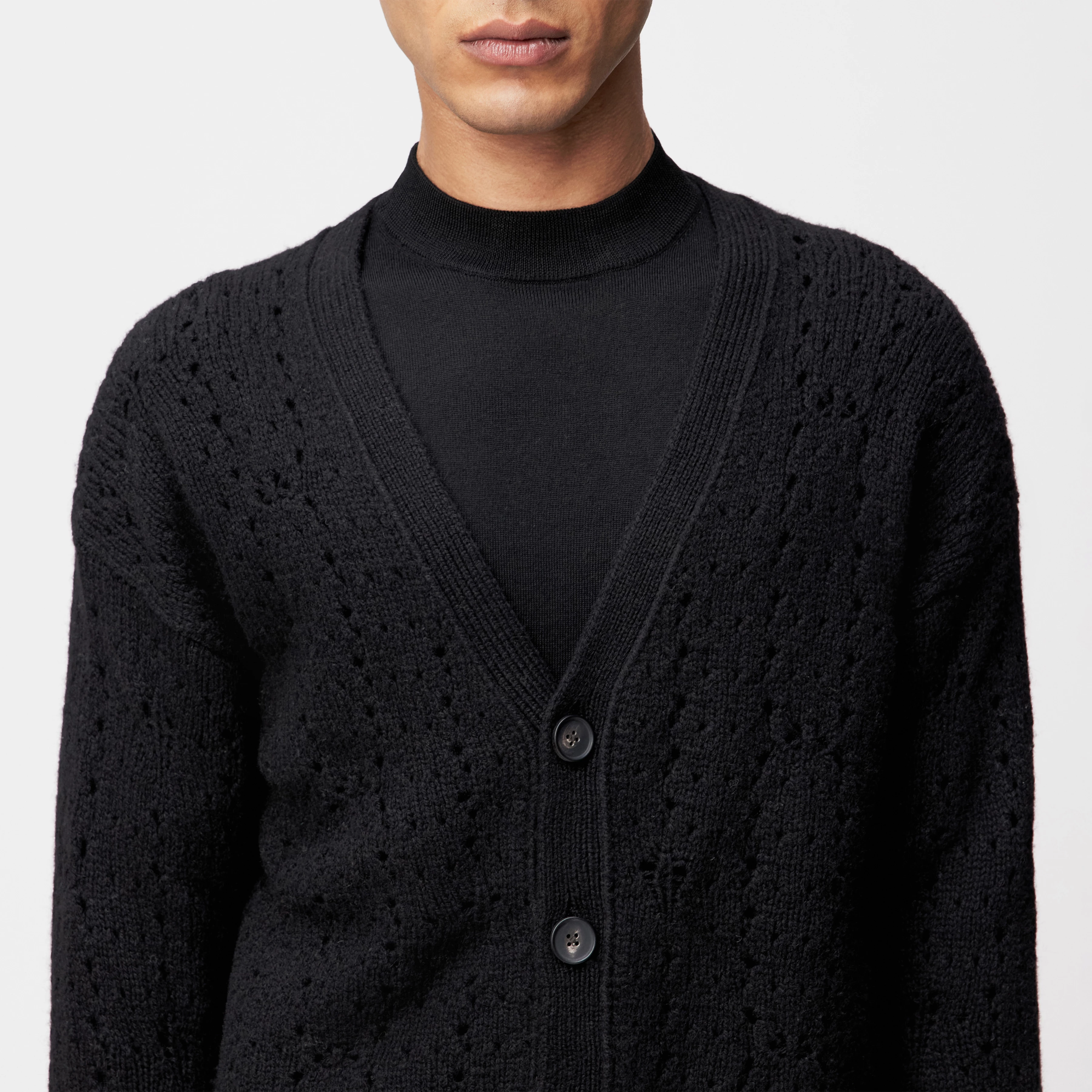 ELDARO - Cardigan in wool - men - Natural Aluminium - Detailansicht am Model