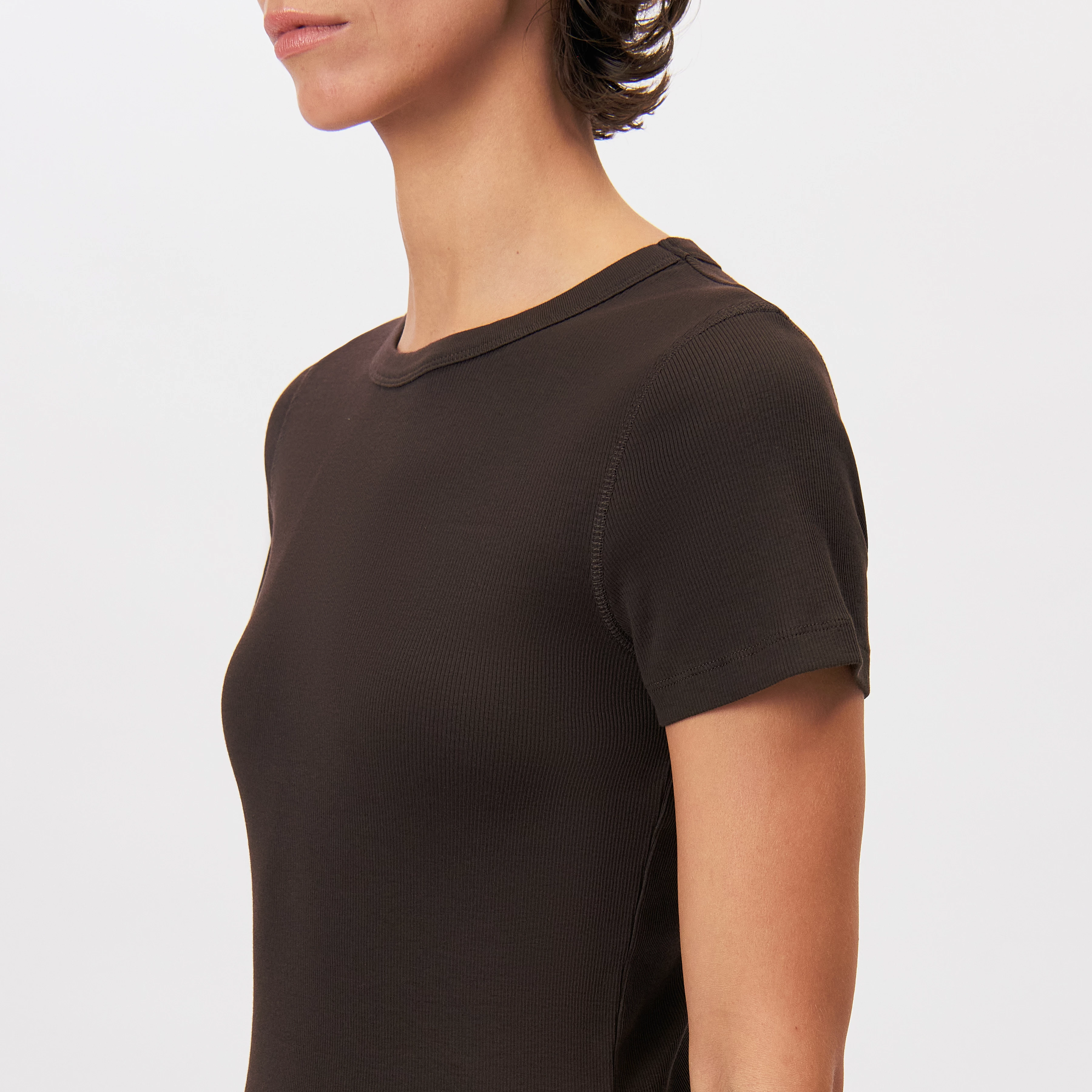 KOALE - Slim T-shirt in cotton rib - women - brown - Detailansicht am Model