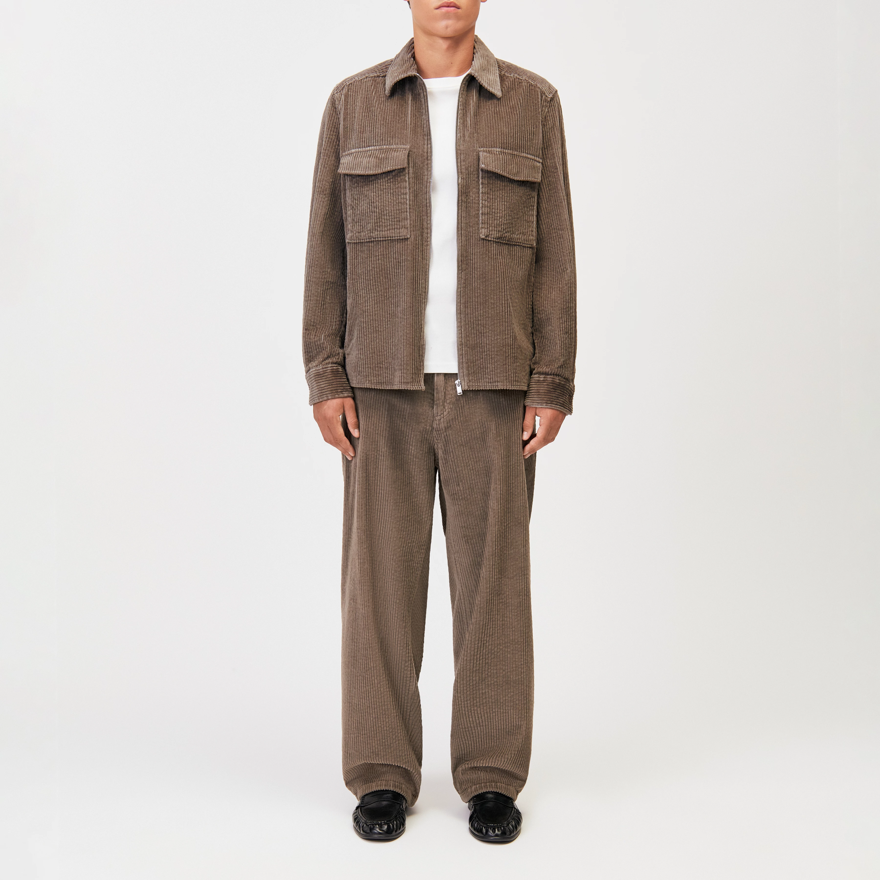 GUNRAY_Z - Relaxed Fit Overshirt in Breitcord - Herren - braun - Ganzkörper-Frontansicht