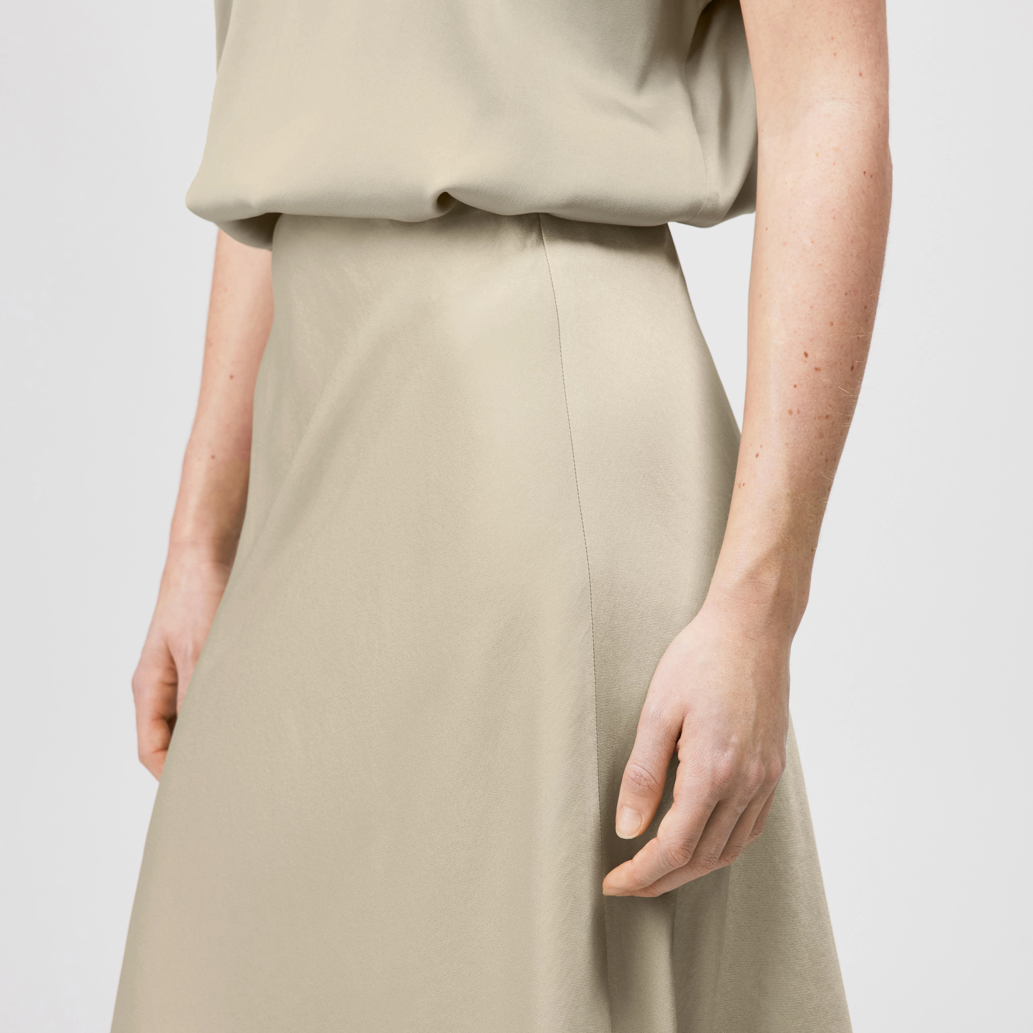 URA - Mid-length slip skirt in satin - women - beige - Detailansicht am Model