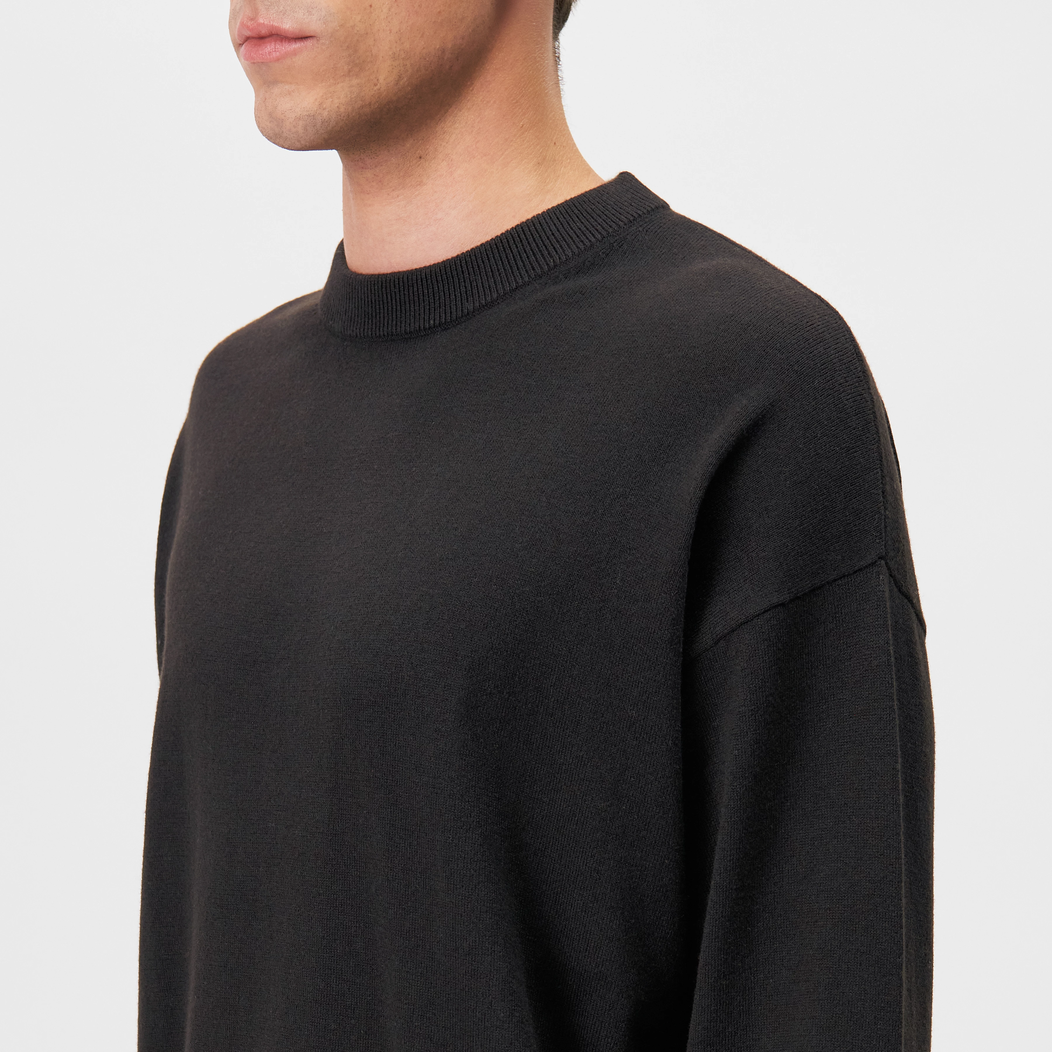 VALDRIK - Crew neck boxy fit jumper - men - brown - Detailansicht am Model