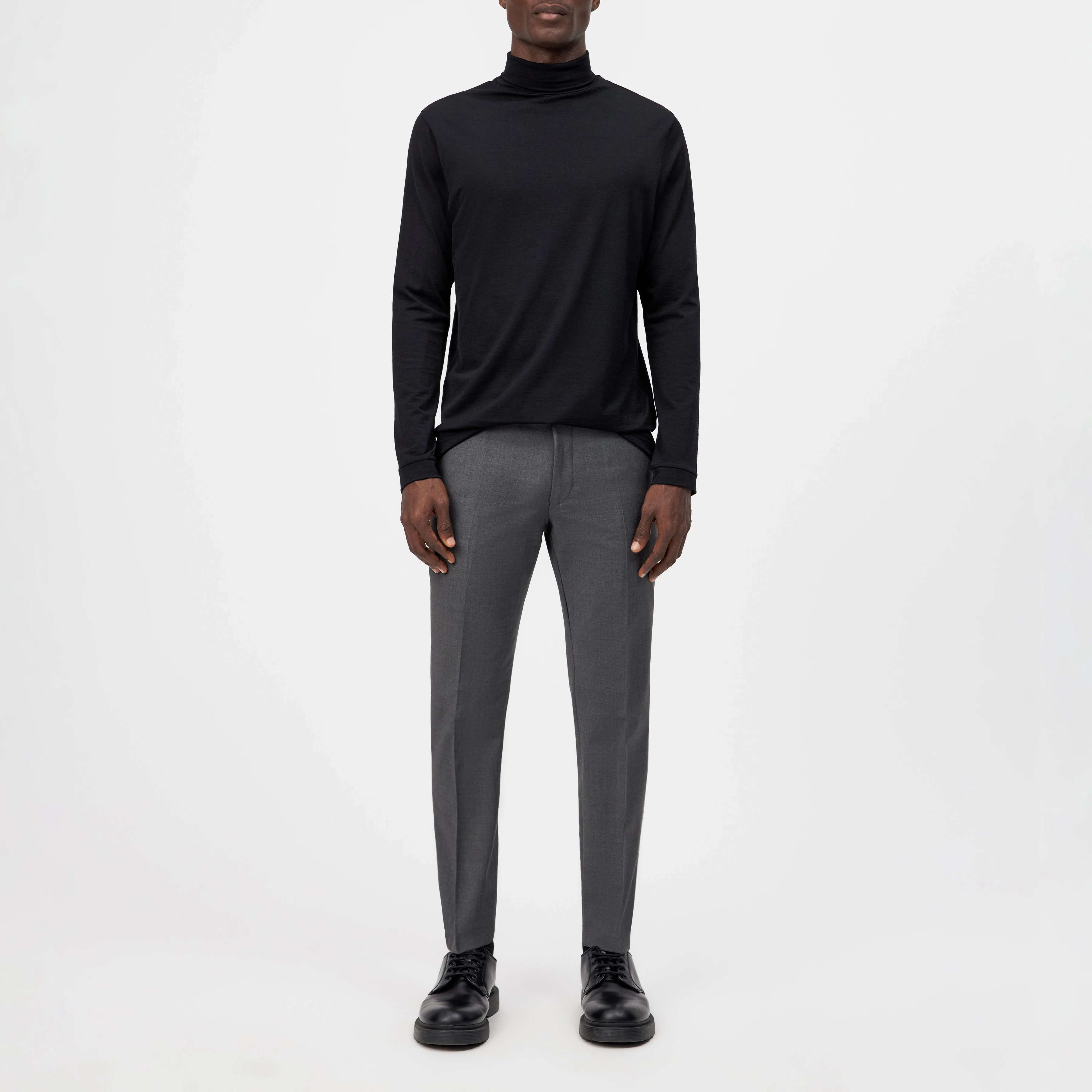 EMANUEL - Turtleneck Shirt in Merino-Mix - Herren - schwarz - Ganzkörper-Frontansicht