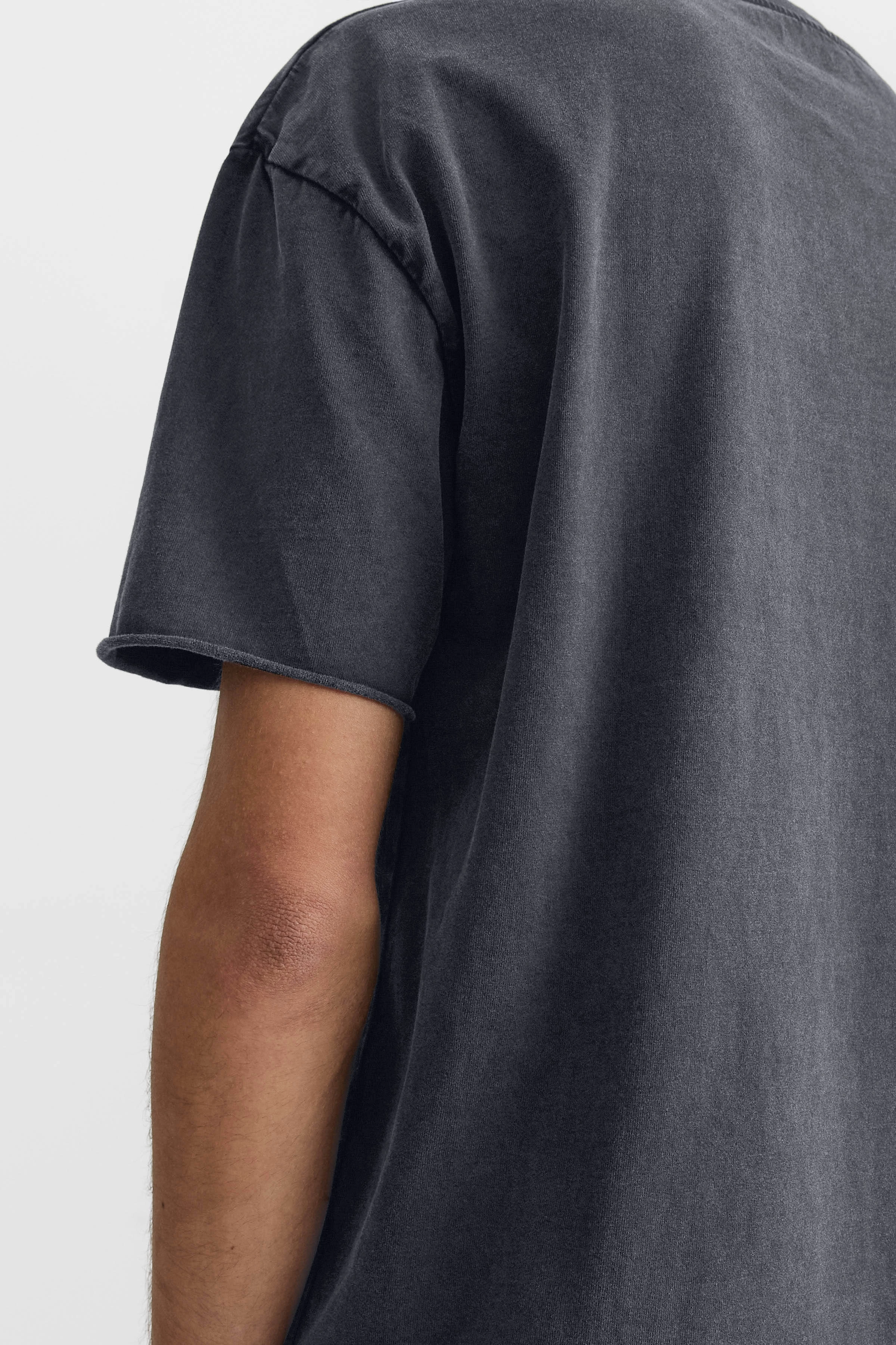 EROS - T-Shirt mit rollender Kante in Garment Dyed Baumwolle - Herren - grau - Detailansicht am Model