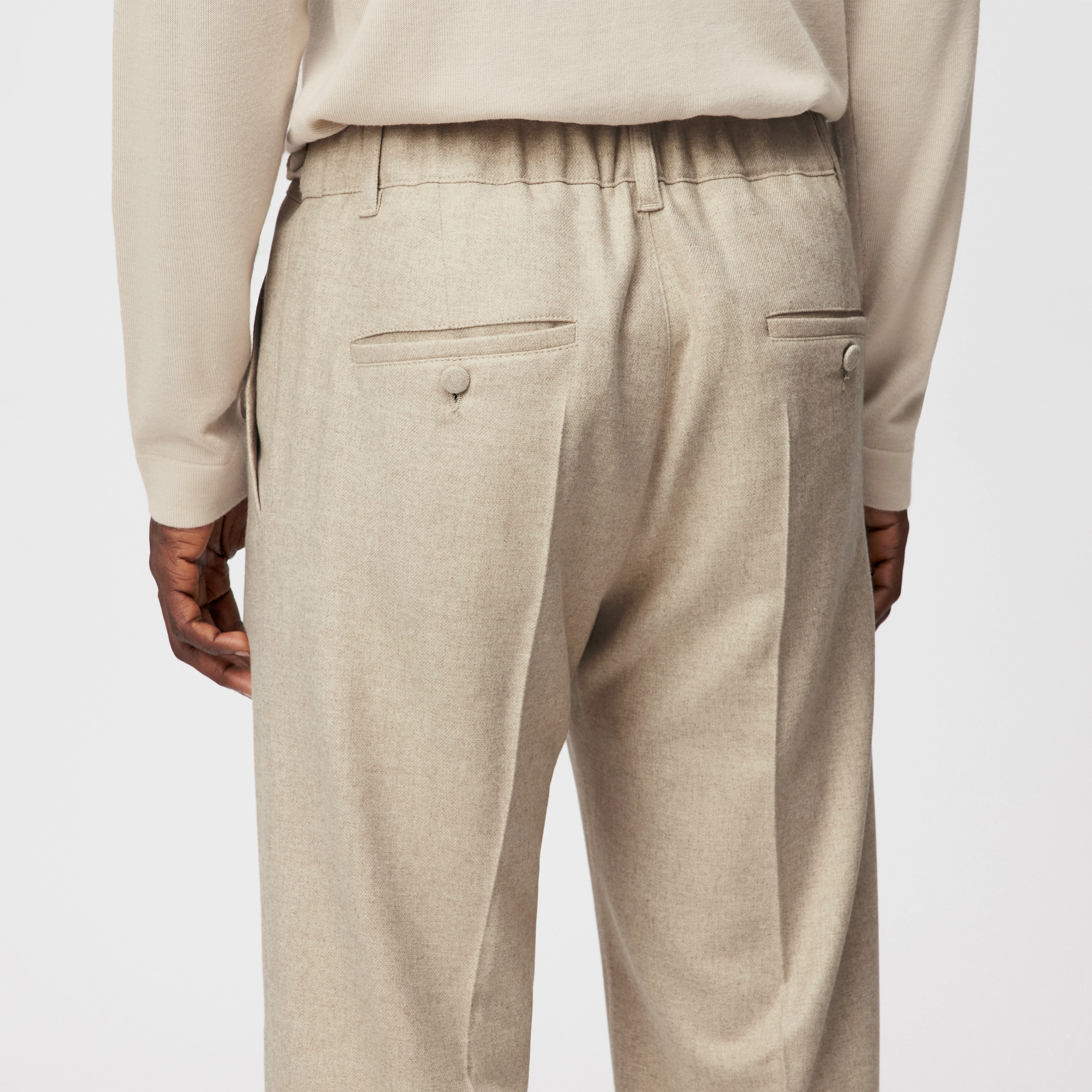 WYDER_SN - Weite Hose in softem Woll-Flanell - Herren - beige - Detailansicht am Model