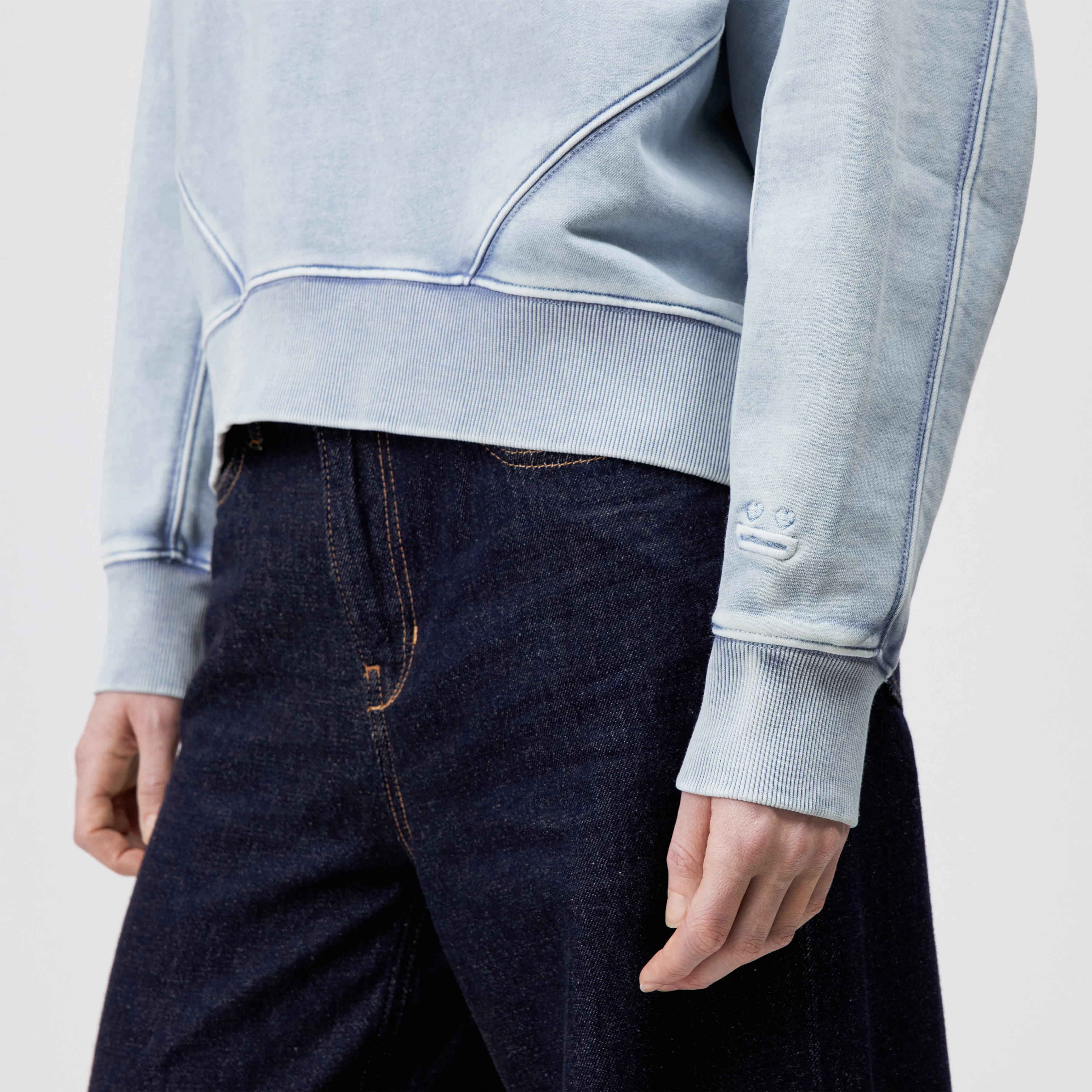 KOLIJA_P4 - Relaxed fit sweatshirt in pure cotton - women - blue - Detailansicht am Model