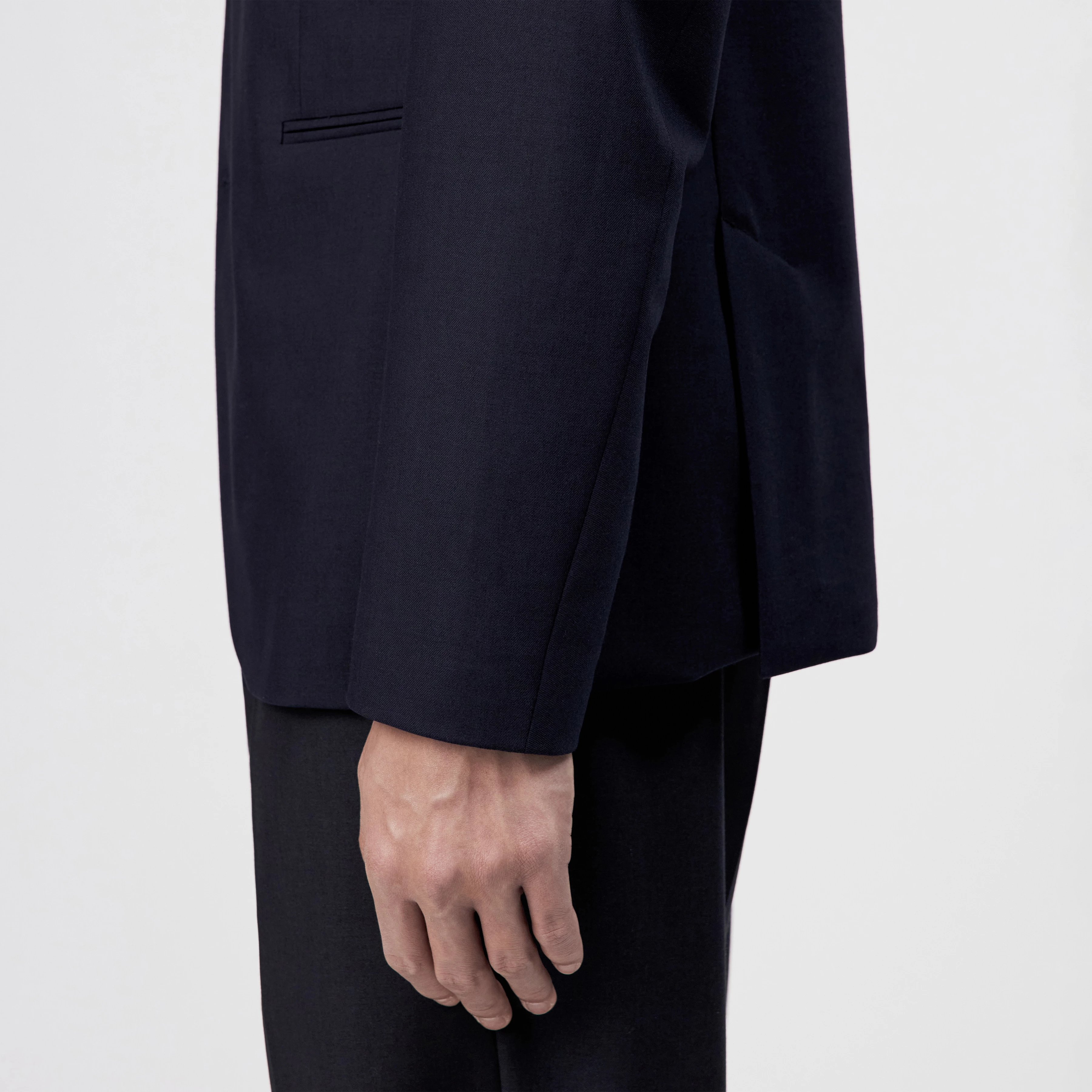 CATORY_B - Regular fit blazer in wool blend - men - blue - Detailansicht am Model