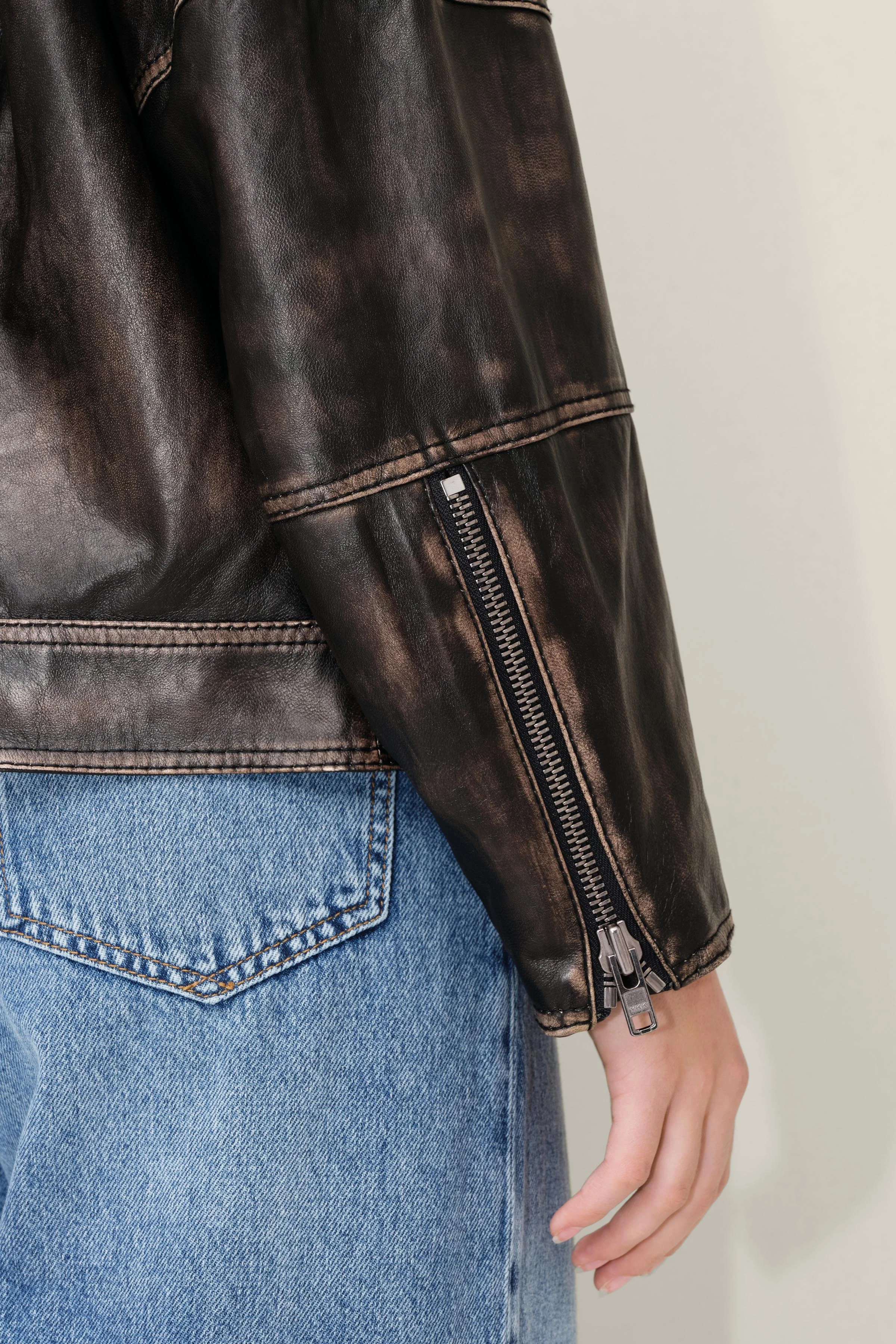 VROCK - Perfecto-Lederjacke aus Nappaleder - Damen - schwarz - Detailansicht am Model