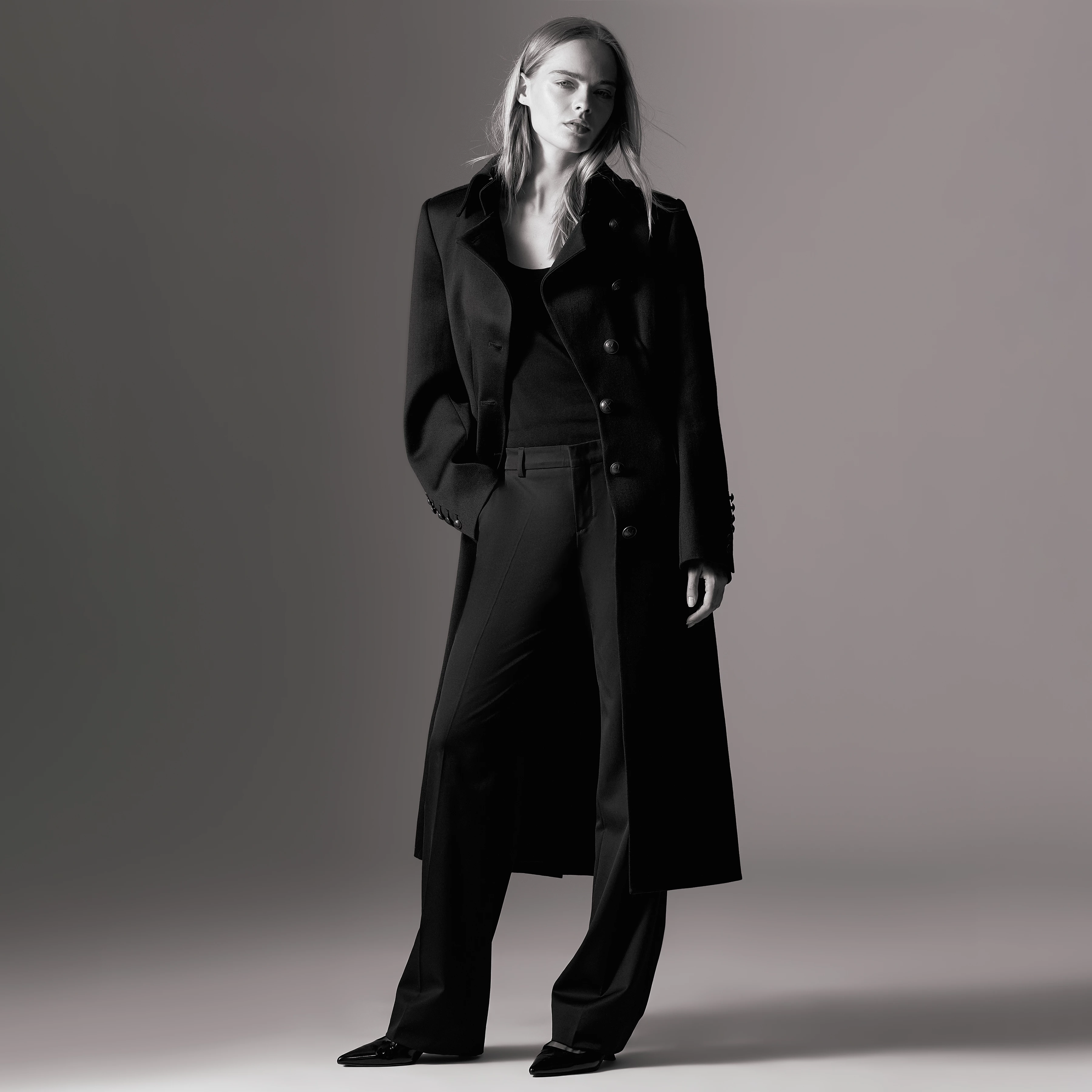DRYQUEENS - Tailored coat with stand collar in pure new wool - women - black - Ganzkörper-Frontansicht