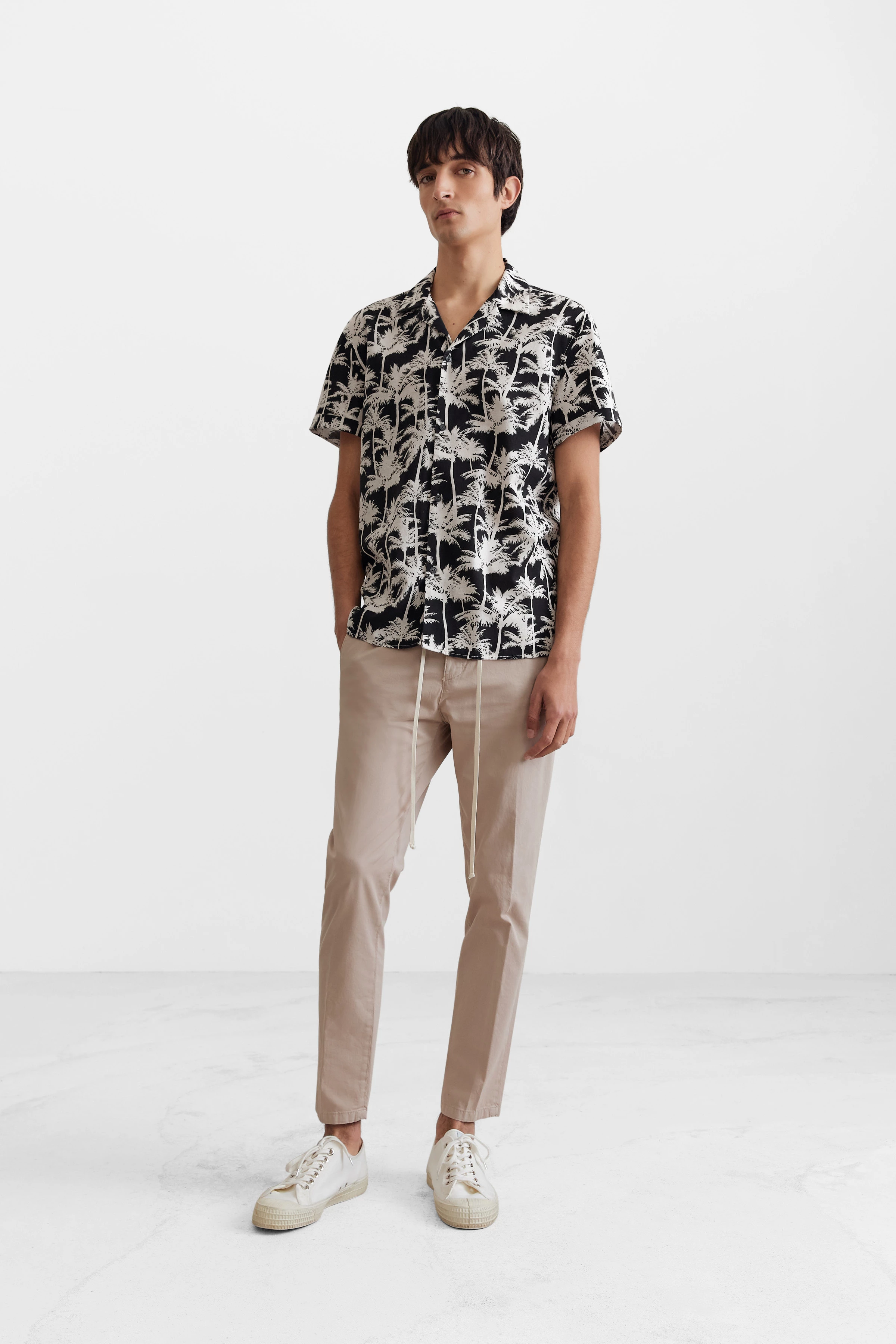 BIJAN - Kurzarmhemd mit All-Over Print - Herren - schwarz - Ganzkörper-Frontansicht