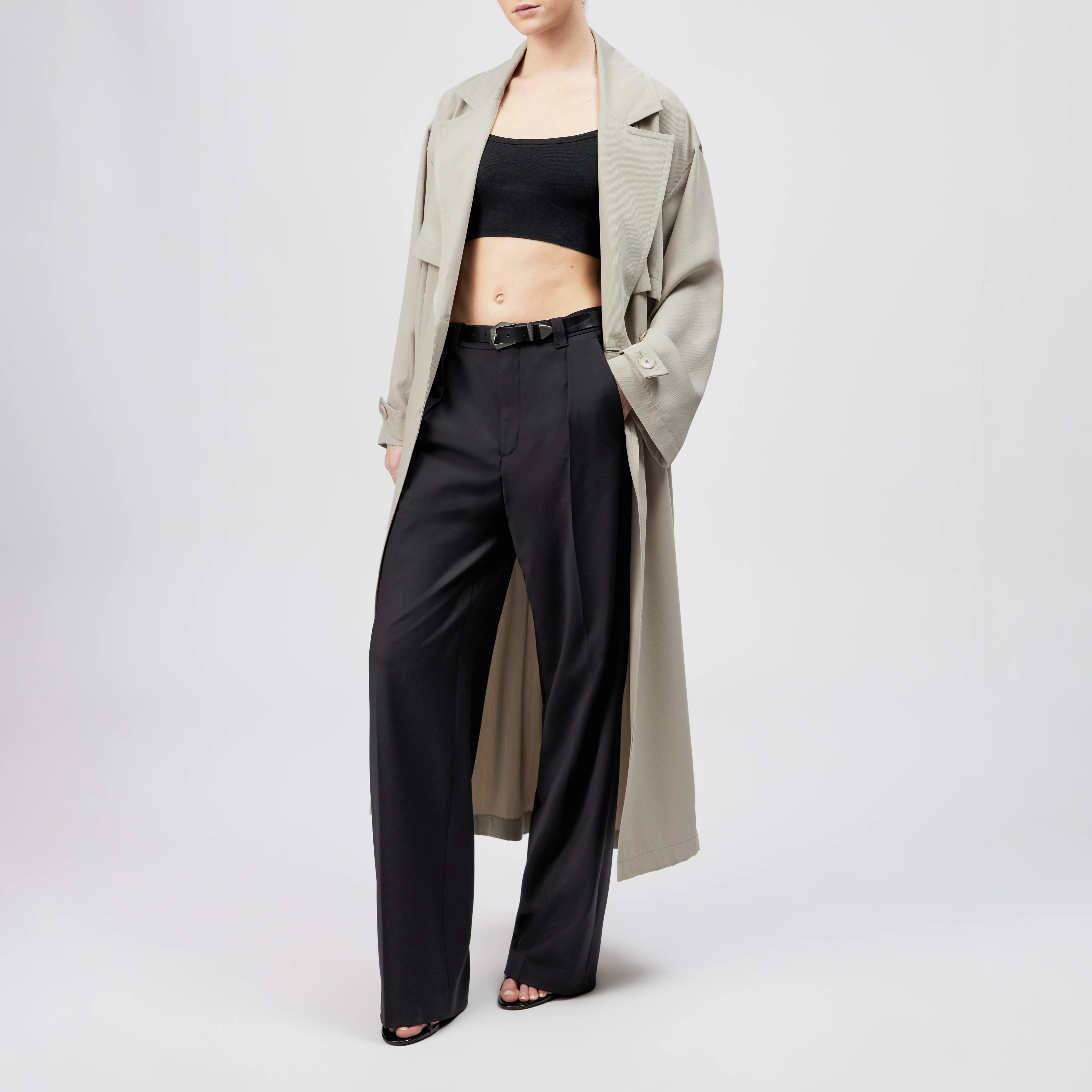 AVETON - Relaxed fit coat in flowing twill. - women - beige - Ganzkörper-Frontansicht