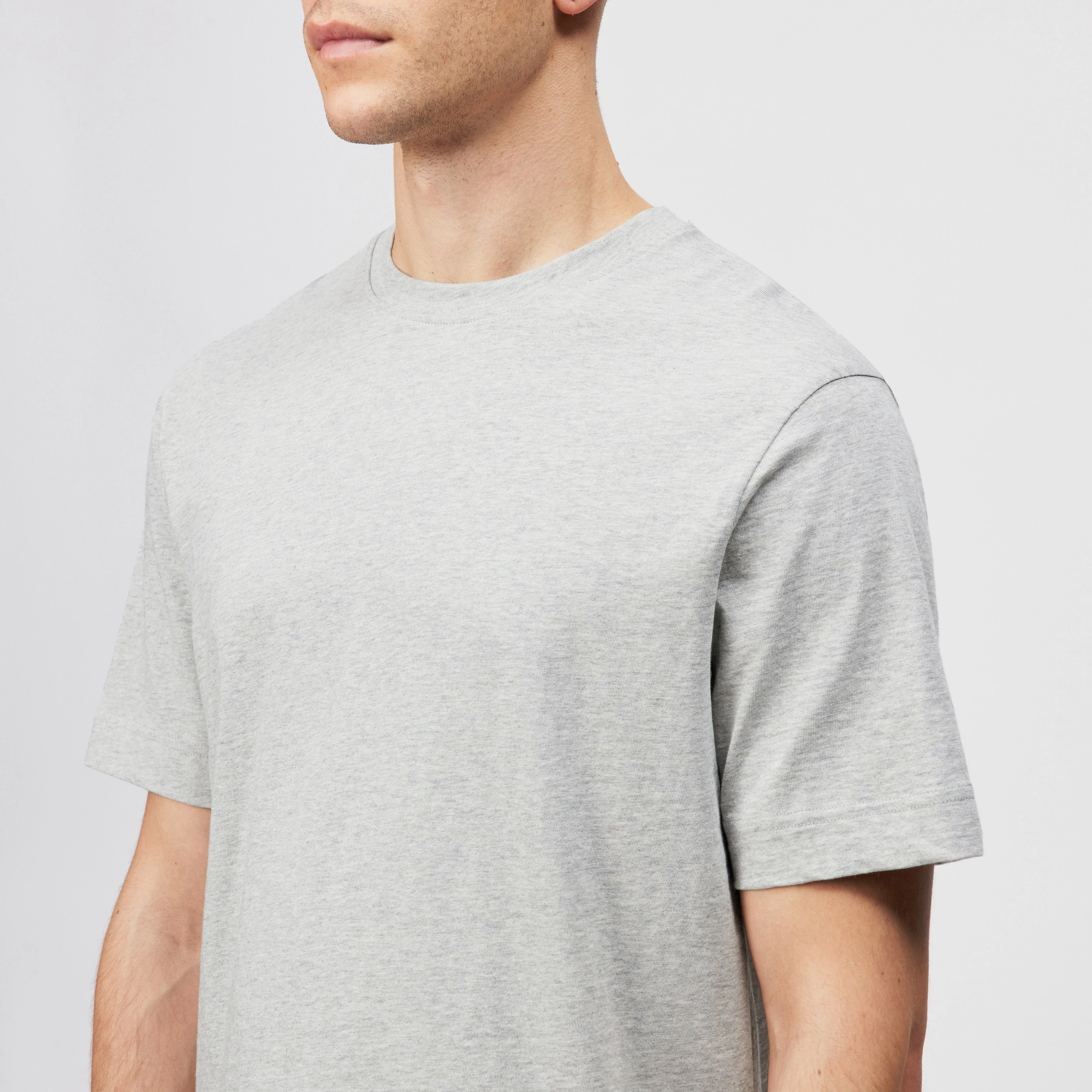 RAPHAEL - T-shirt en pur coton - men - gris - Detailansicht am Model