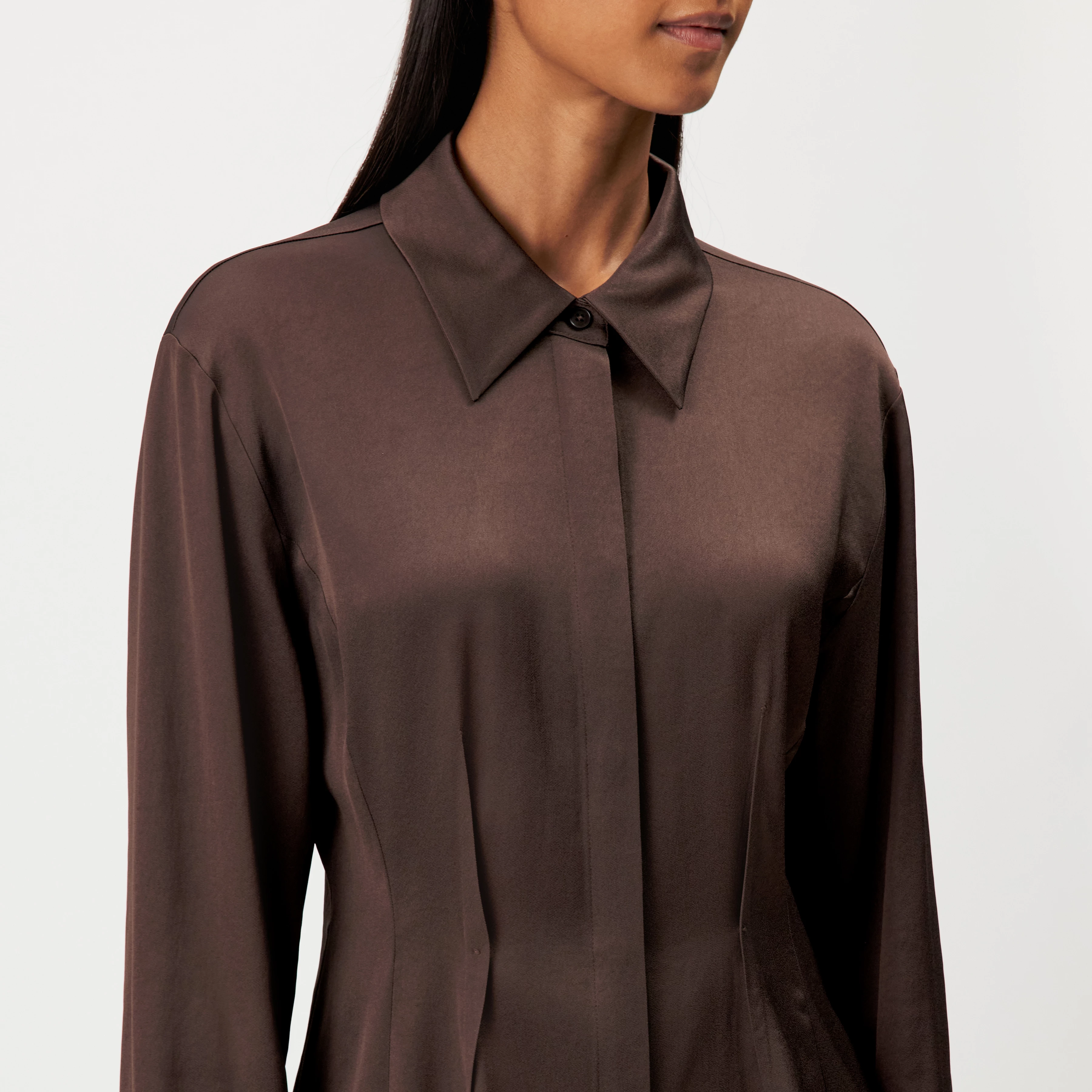 JASIRA - Chemisier cintré en satin fluide - women - marron - Detailansicht am Model