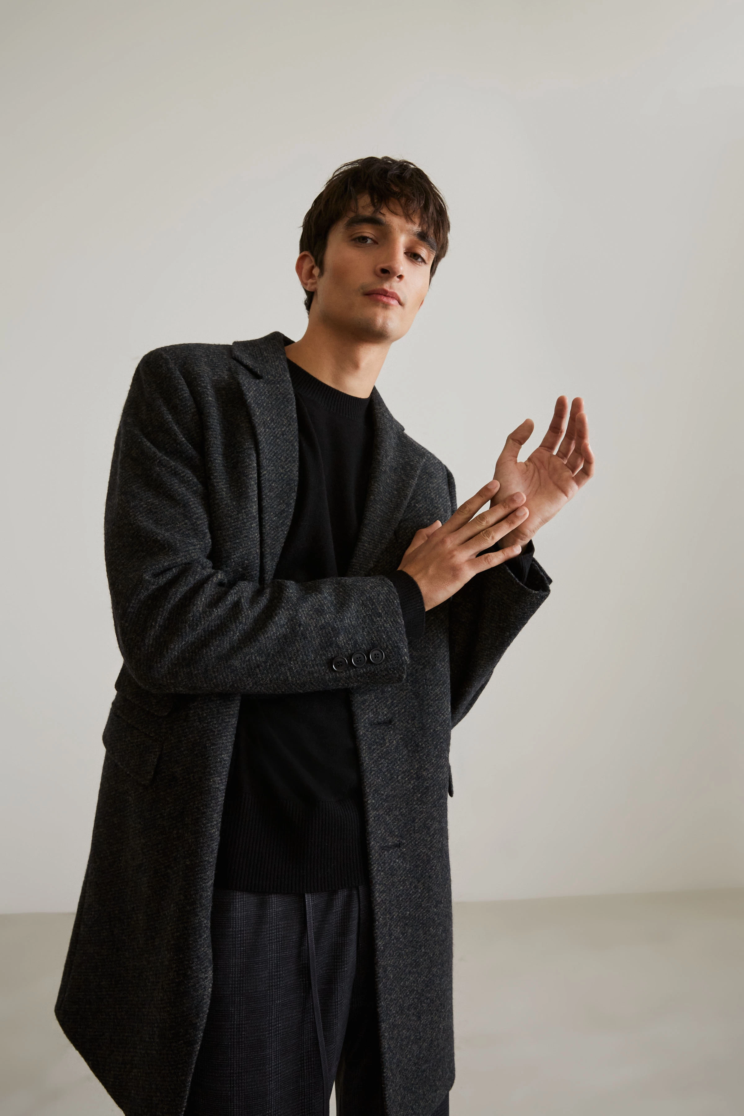 LUGO - klassischer Mantel aus Woll-Mix - Herren - oliv - Detailansicht am Model