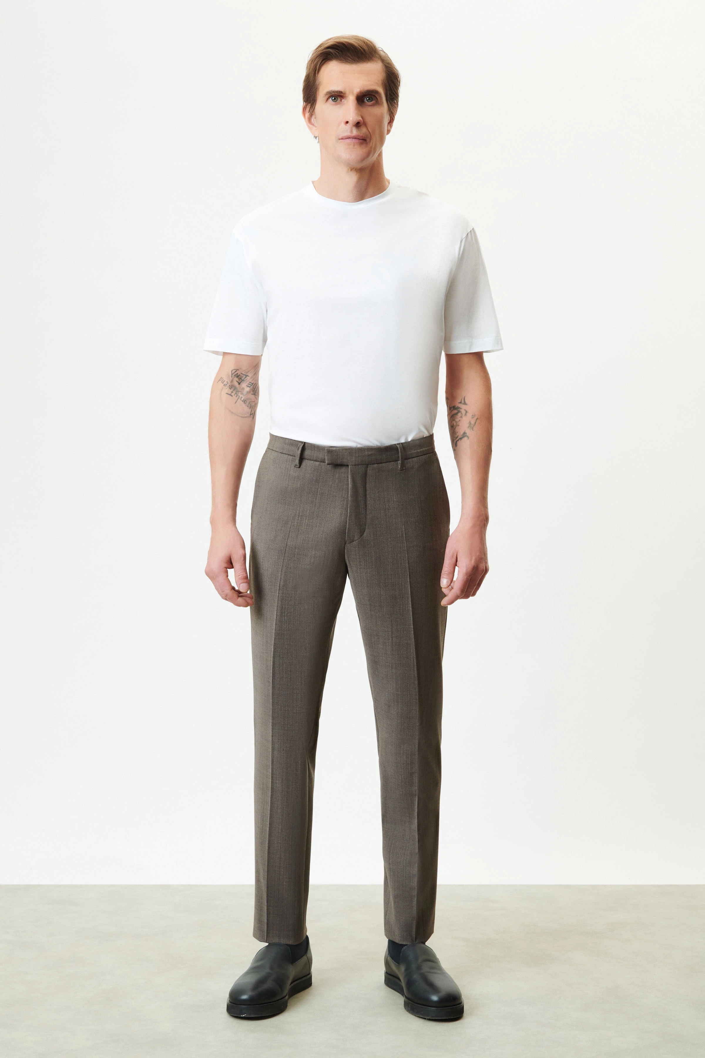 PIET_SK - classic slim fit trousers in bi-stretch wool - men - brown - Ganzkörper-Frontansicht