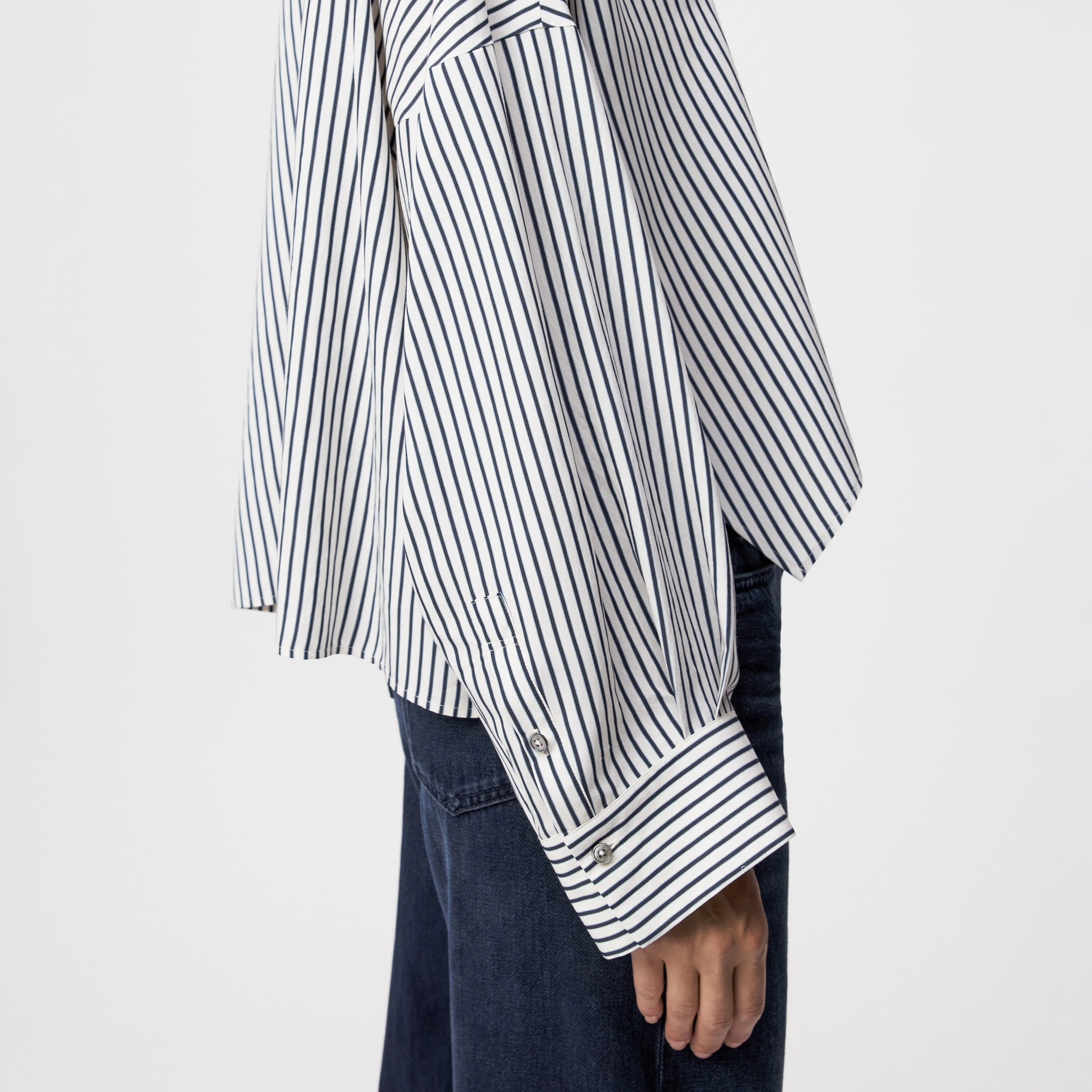 OSHIA - Oversized Hemdbluse in Viskose-Mix - Damen - blau - Detailansicht am Model