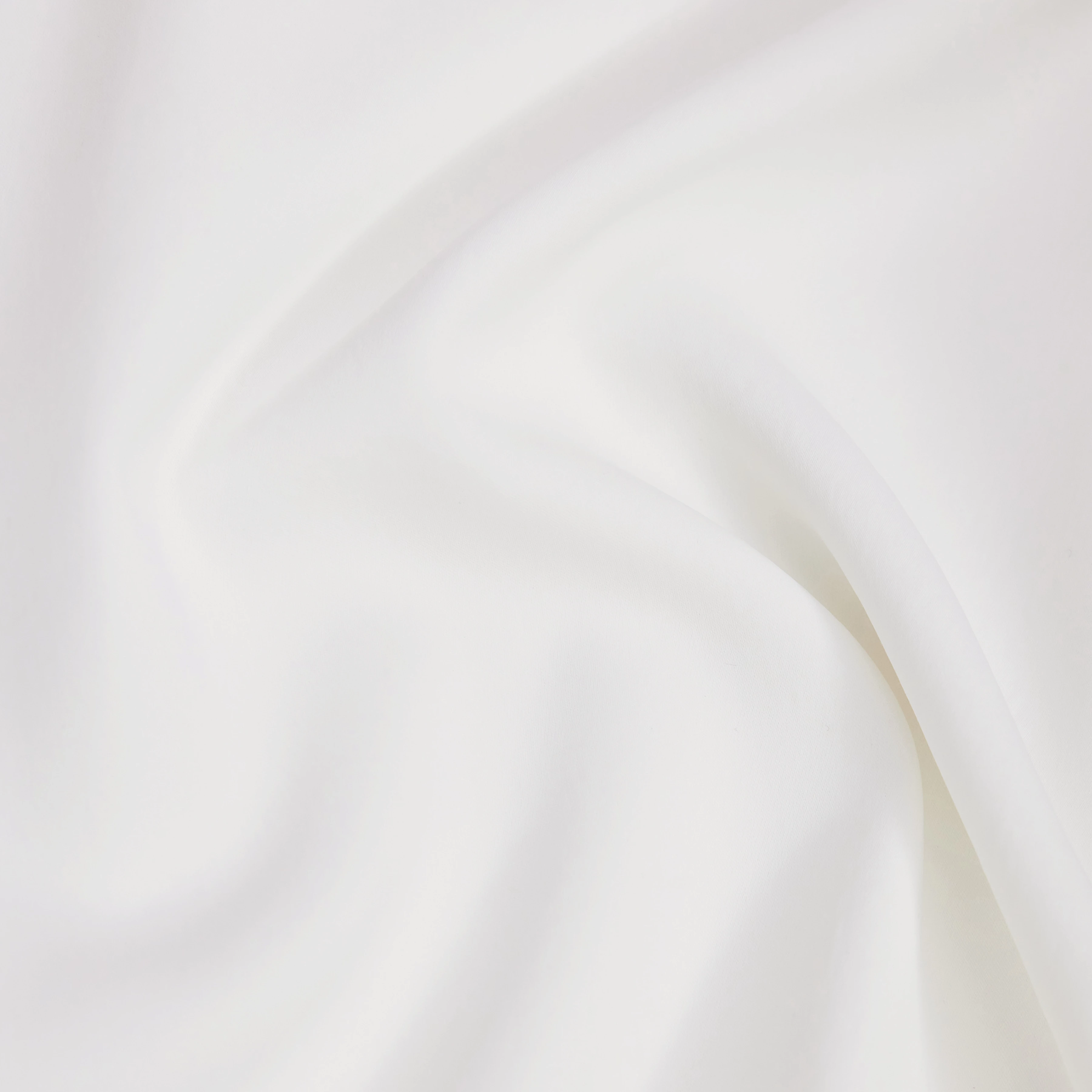 KAIREN - Luxurious satin V-neck slip dress - women - off white - Materialbild (B2C)