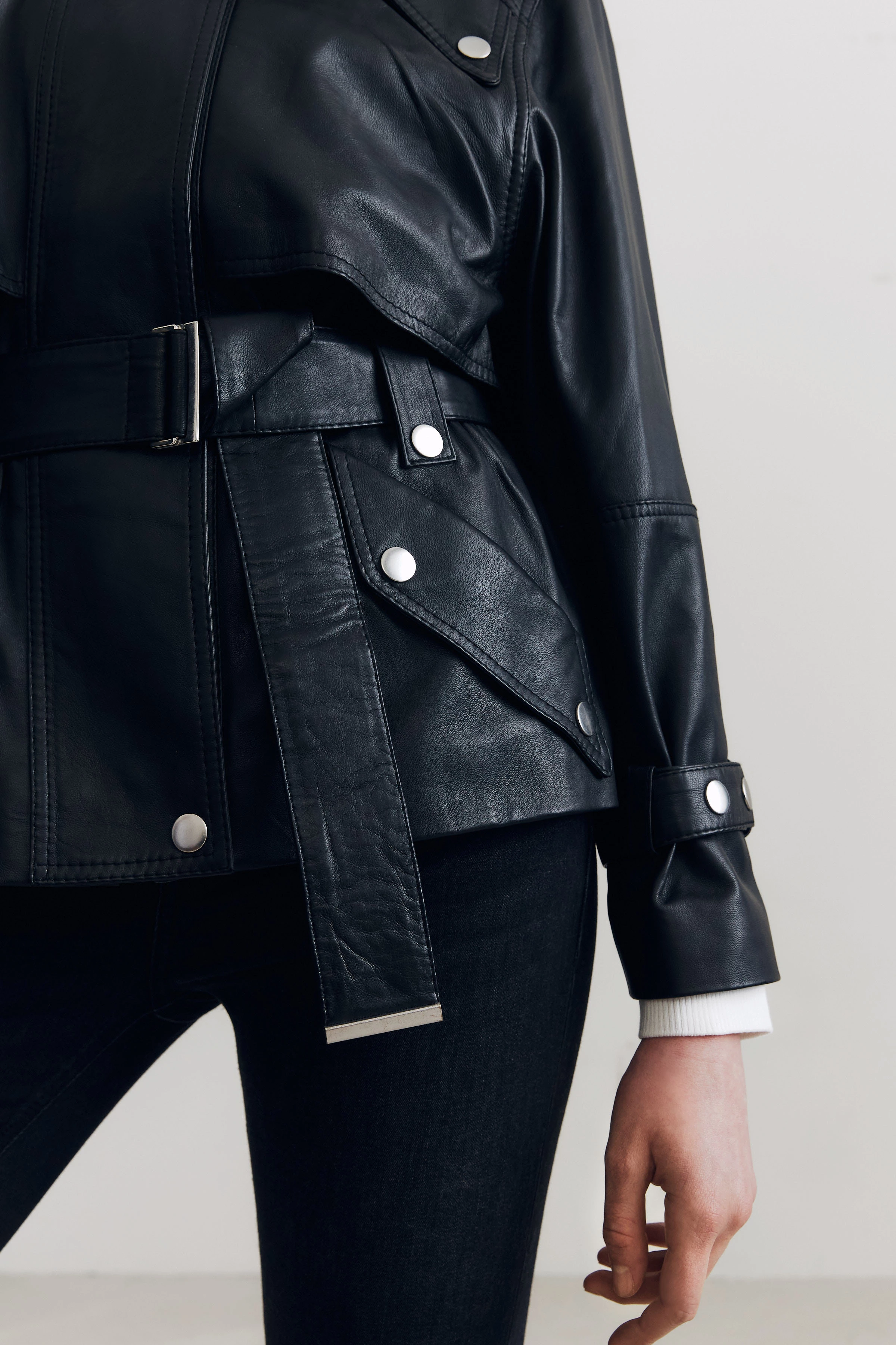 KENSAL - parka in soft nappa leather - women - Natural Aluminium - Detailansicht am Model