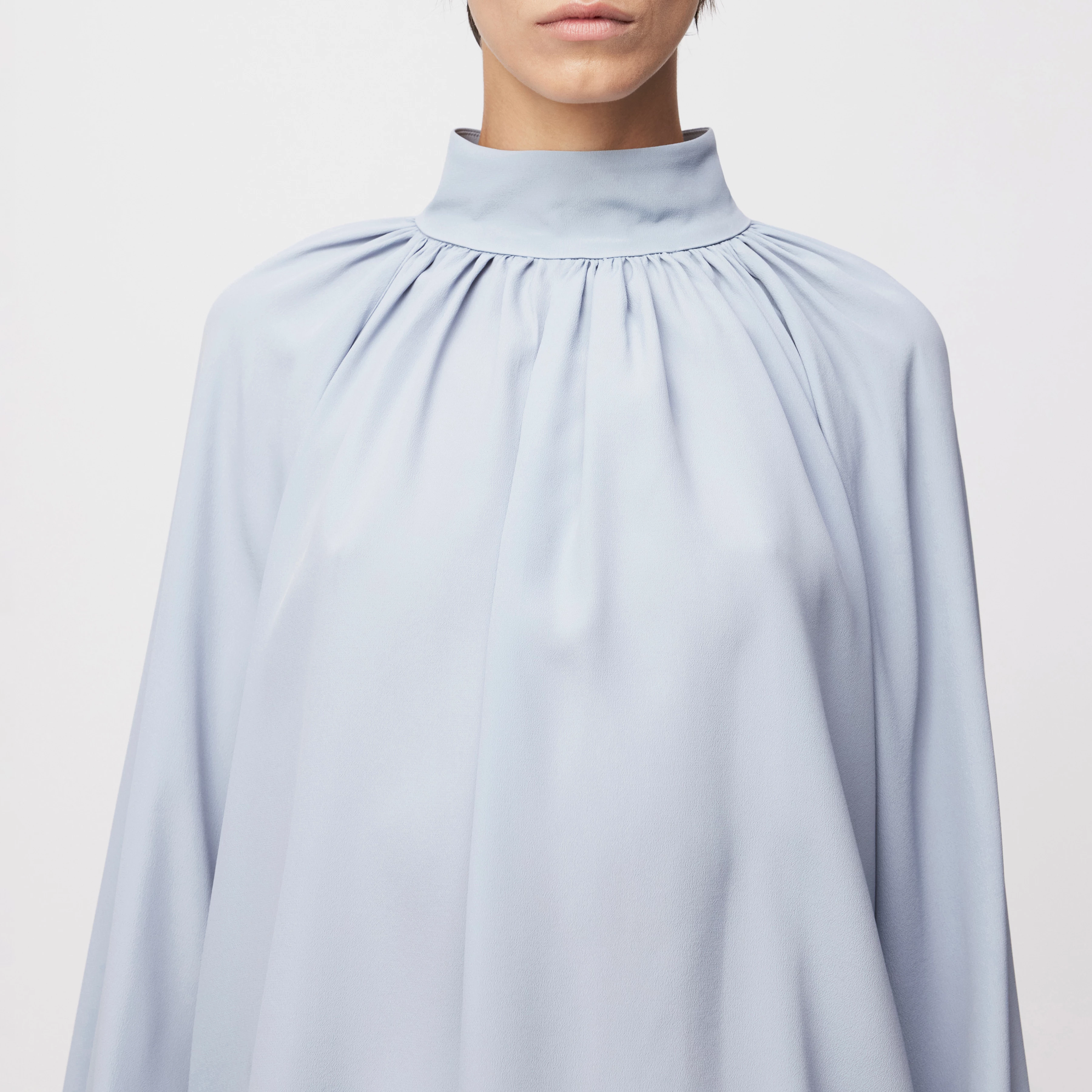 DUMONDA - Boho-Bluse in Seiden-Mix - Damen - blau - Detailansicht am Model