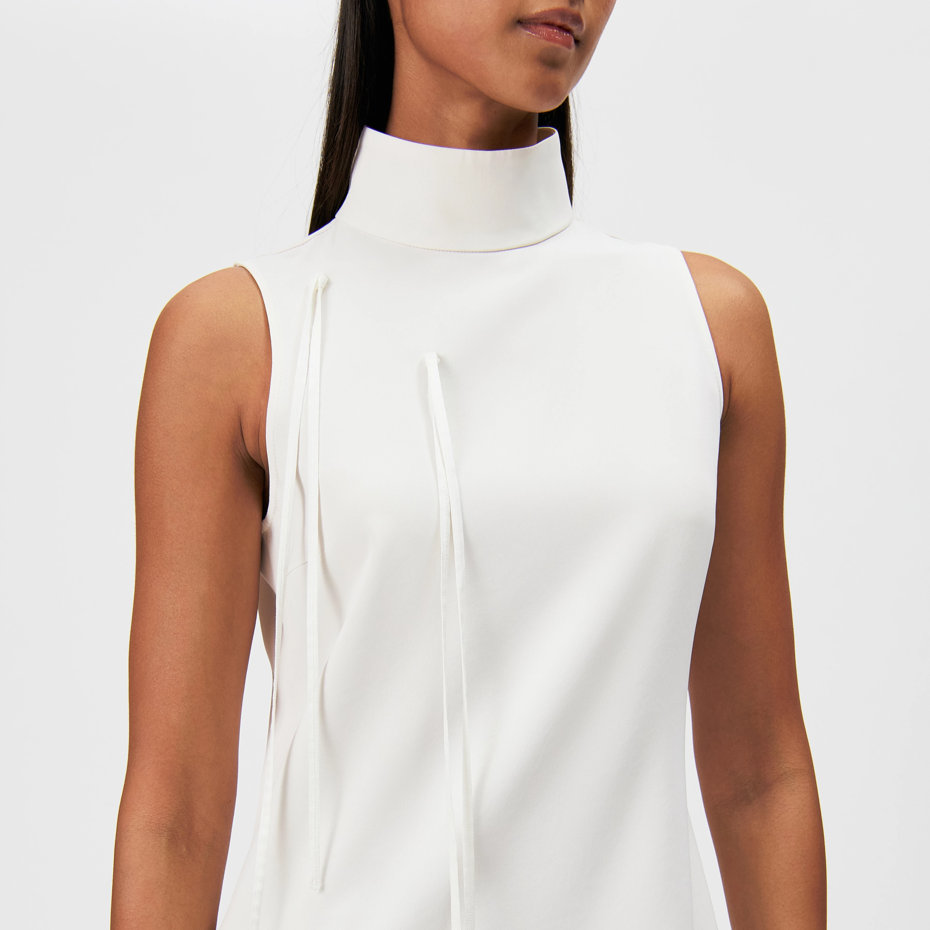 CAISIA_1 - Satin sleeveless maxi dress - women - off white - Detailansicht am Model