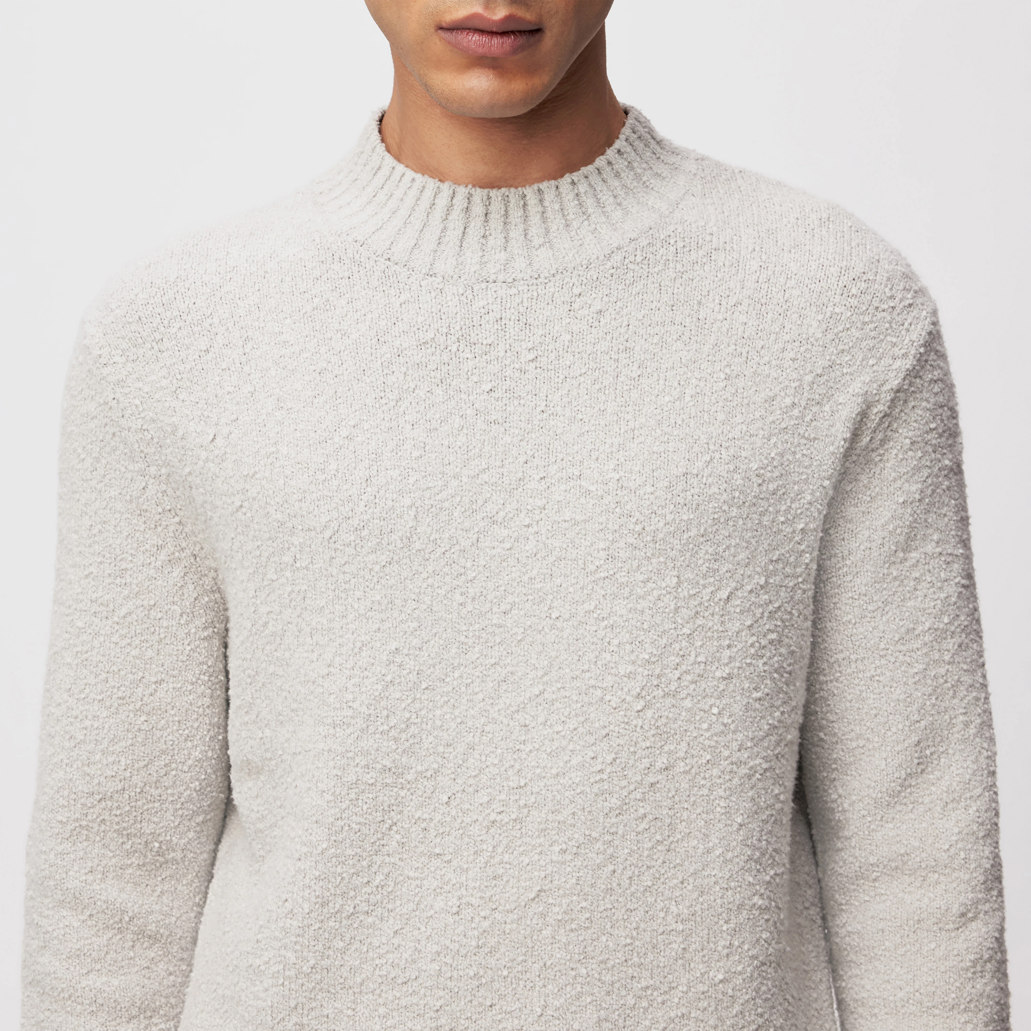 ZAYN - Stand-up collar jumper in bouclé cotton blend - men - grey - Detailansicht am Model