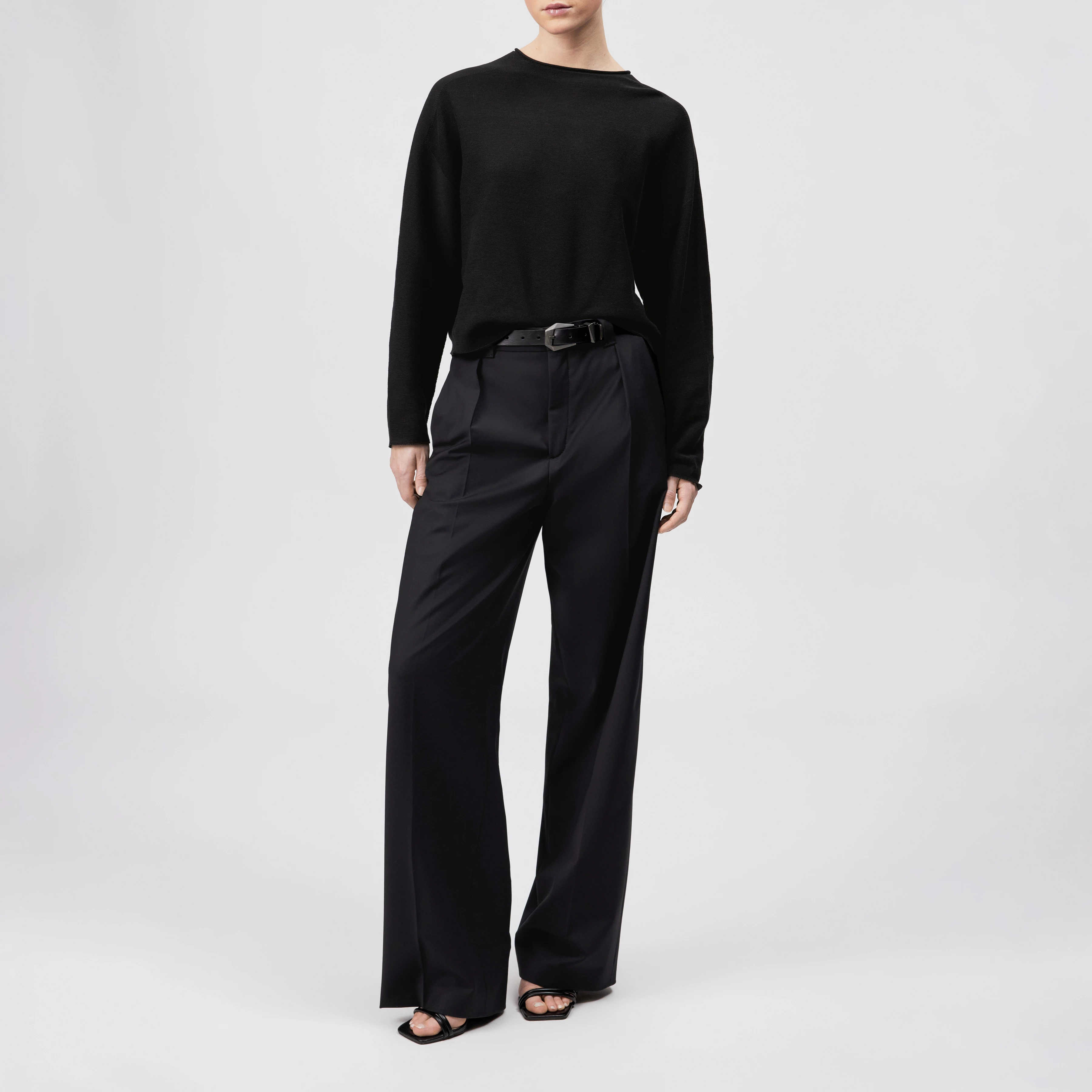 MEAMI - Cropped egg-shape pullover in pure cotton - women - black - Ganzkörper-Frontansicht