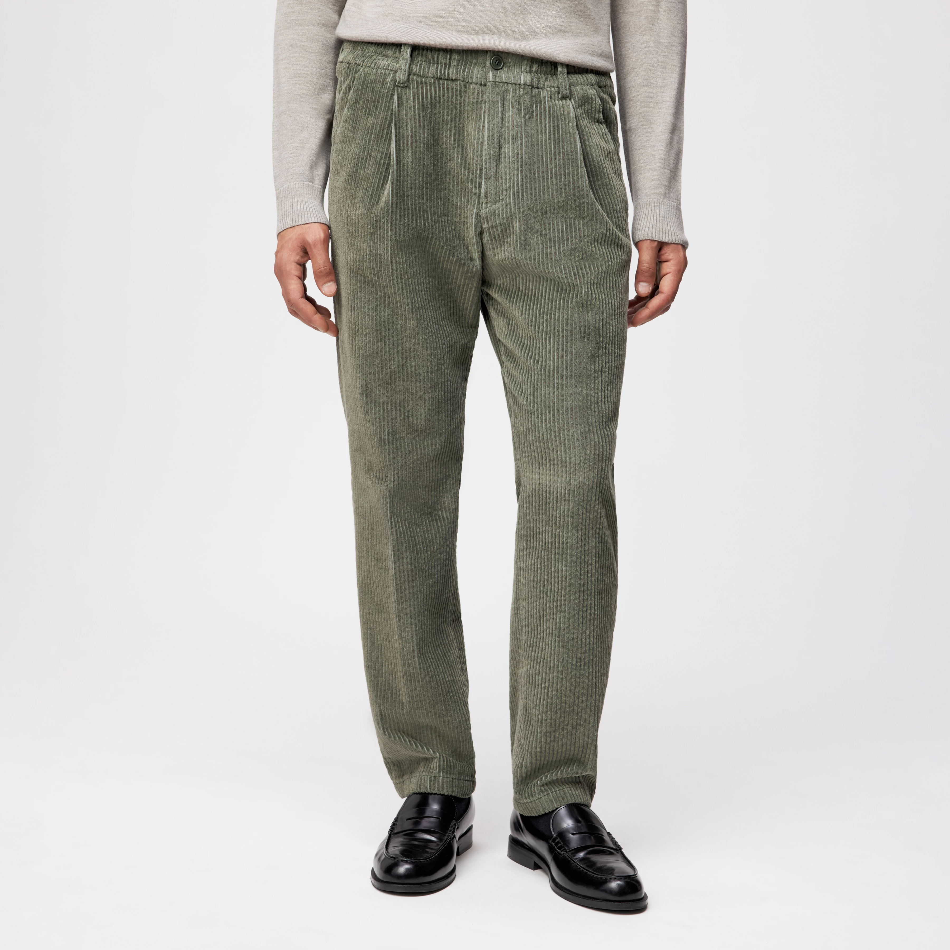 CHASY_RGLR - Casual Hose mit Bundfalte in Baumwoll-Breitcord - Herren - grün - Frontansicht