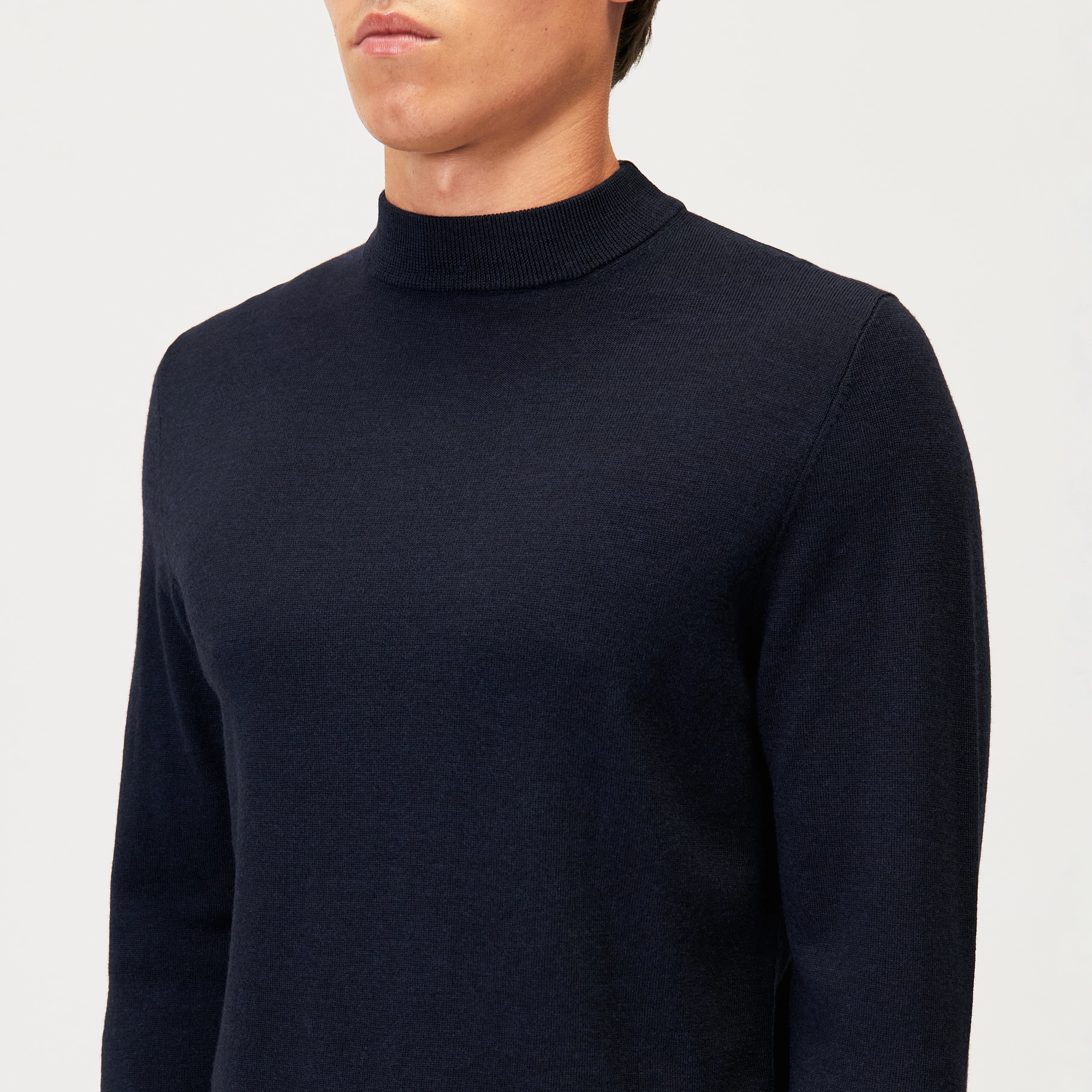 ARWON - Getailleerde coltrui van merinowol - heren - blauw - Detailansicht am Model