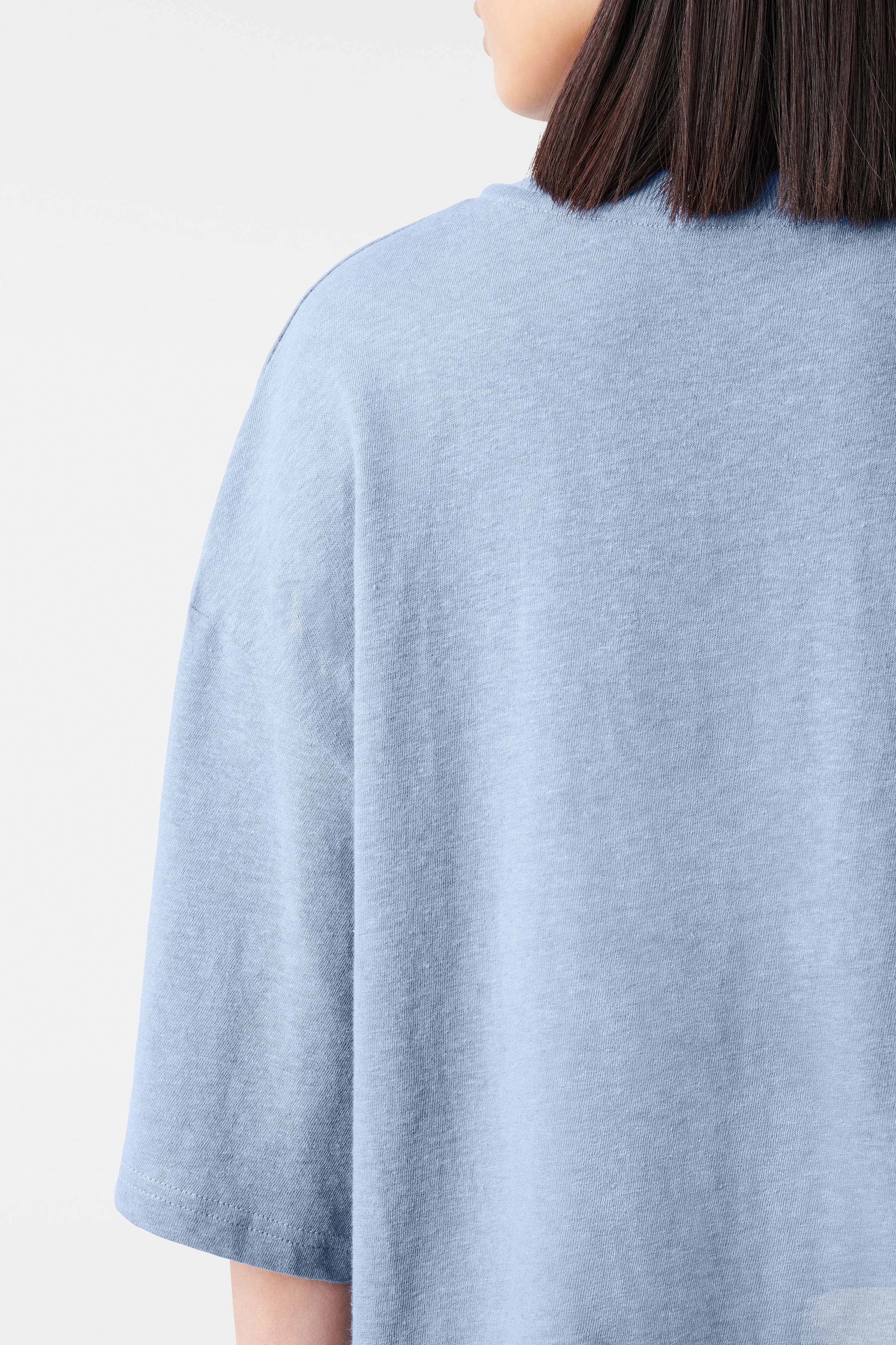 LILANI - Verkürztes T-Shirt in Leinen-Baumwoll-Mix - Damen - blau - Detailansicht am Model