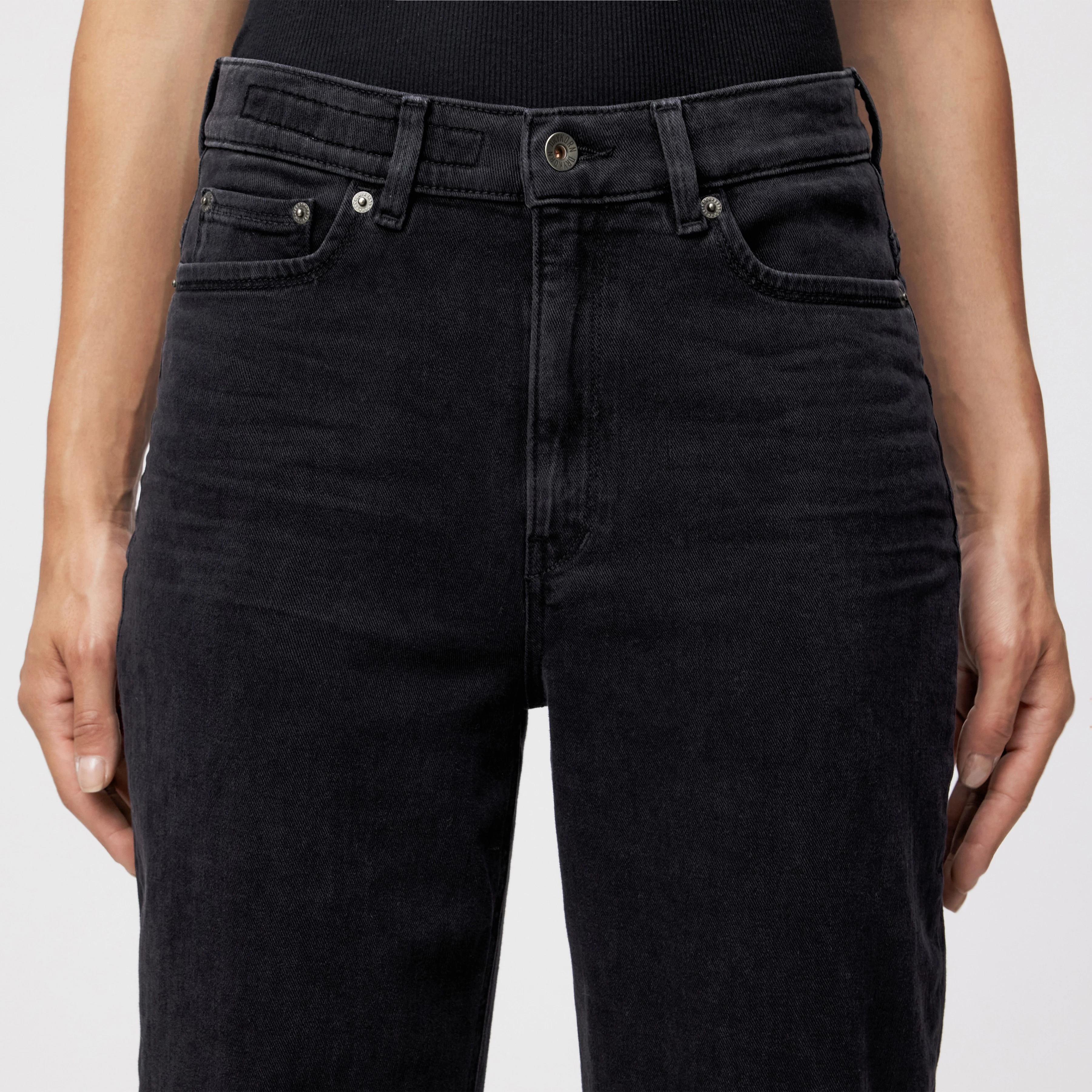 FLOWN - Low-Waist Jeans in Black-Denim - Damen - schwarz - Detailansicht am Model