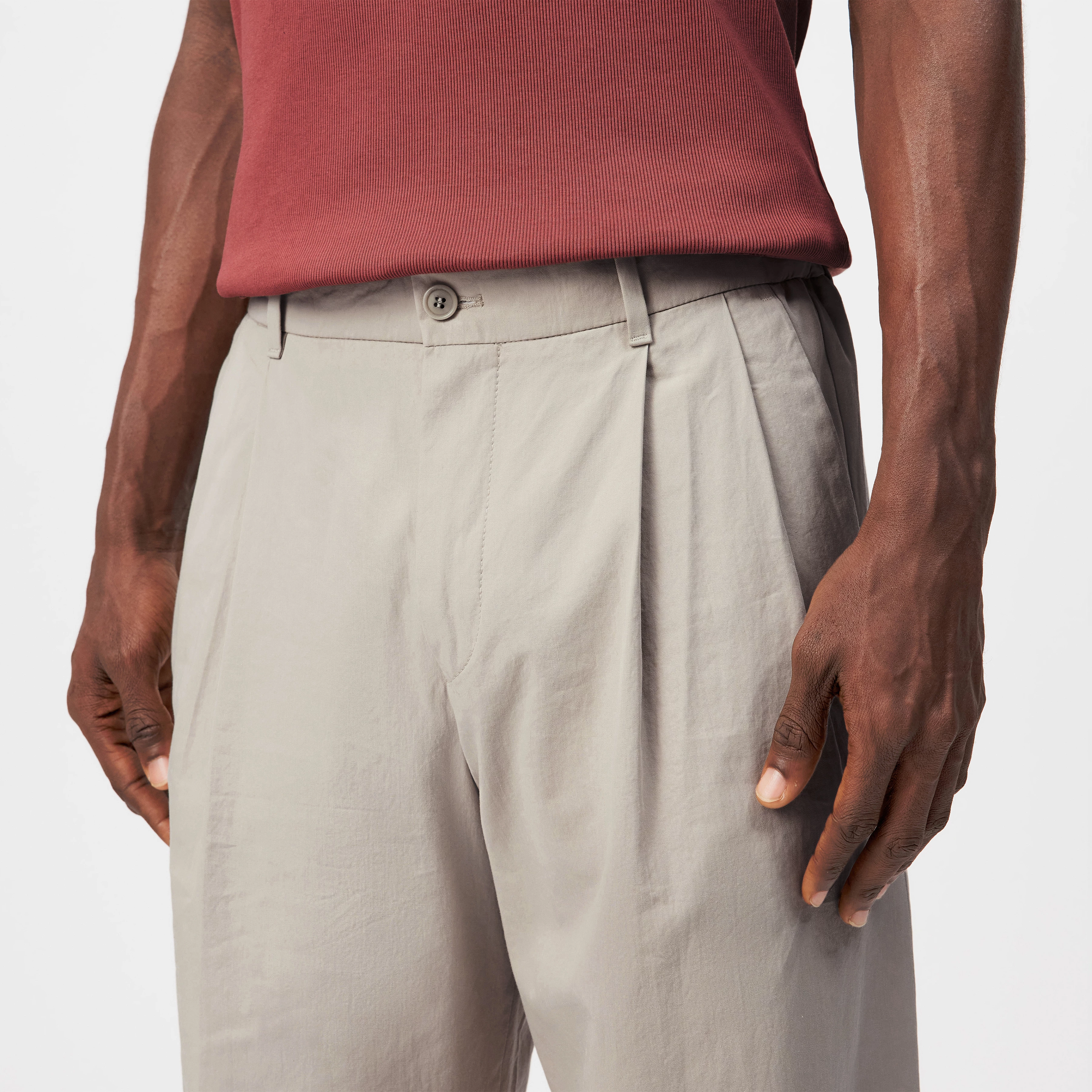 LEEK_WIDE - Relaxed fit pleated trousers in pure cotton - men - beige - Detailansicht am Model