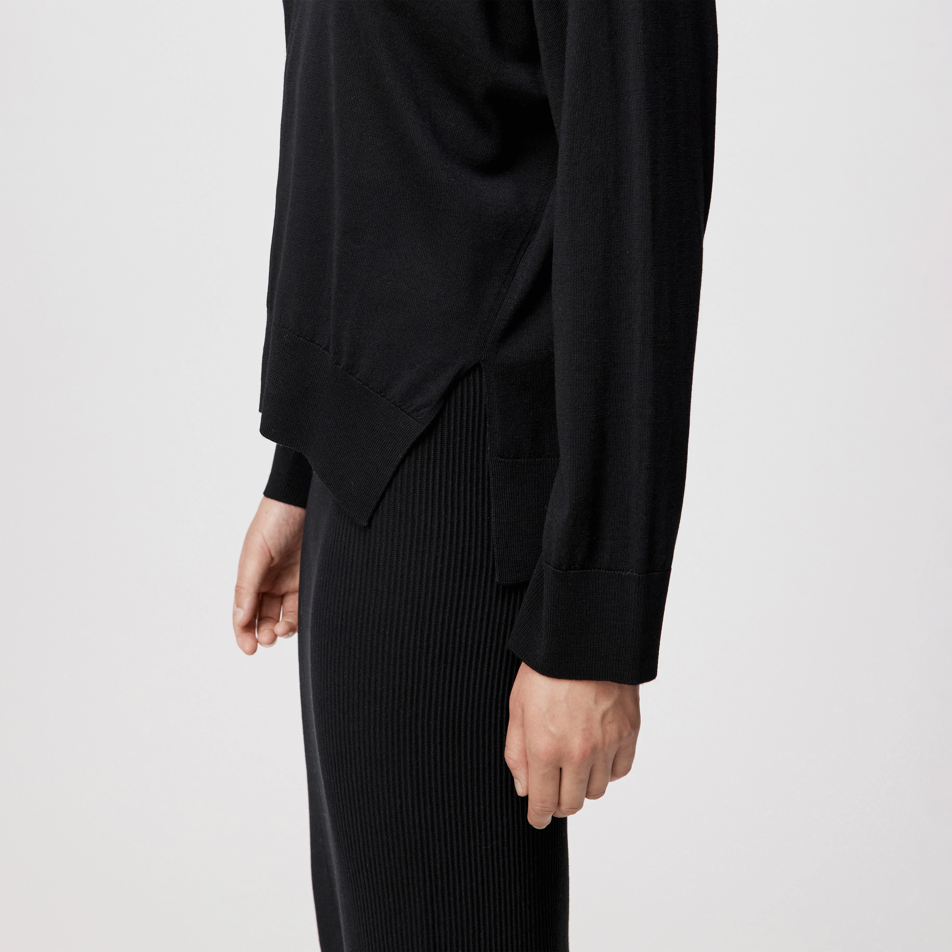 LIZIELA - Pull à col rond en laine mérinos fine - women - noir - Detailansicht am Model