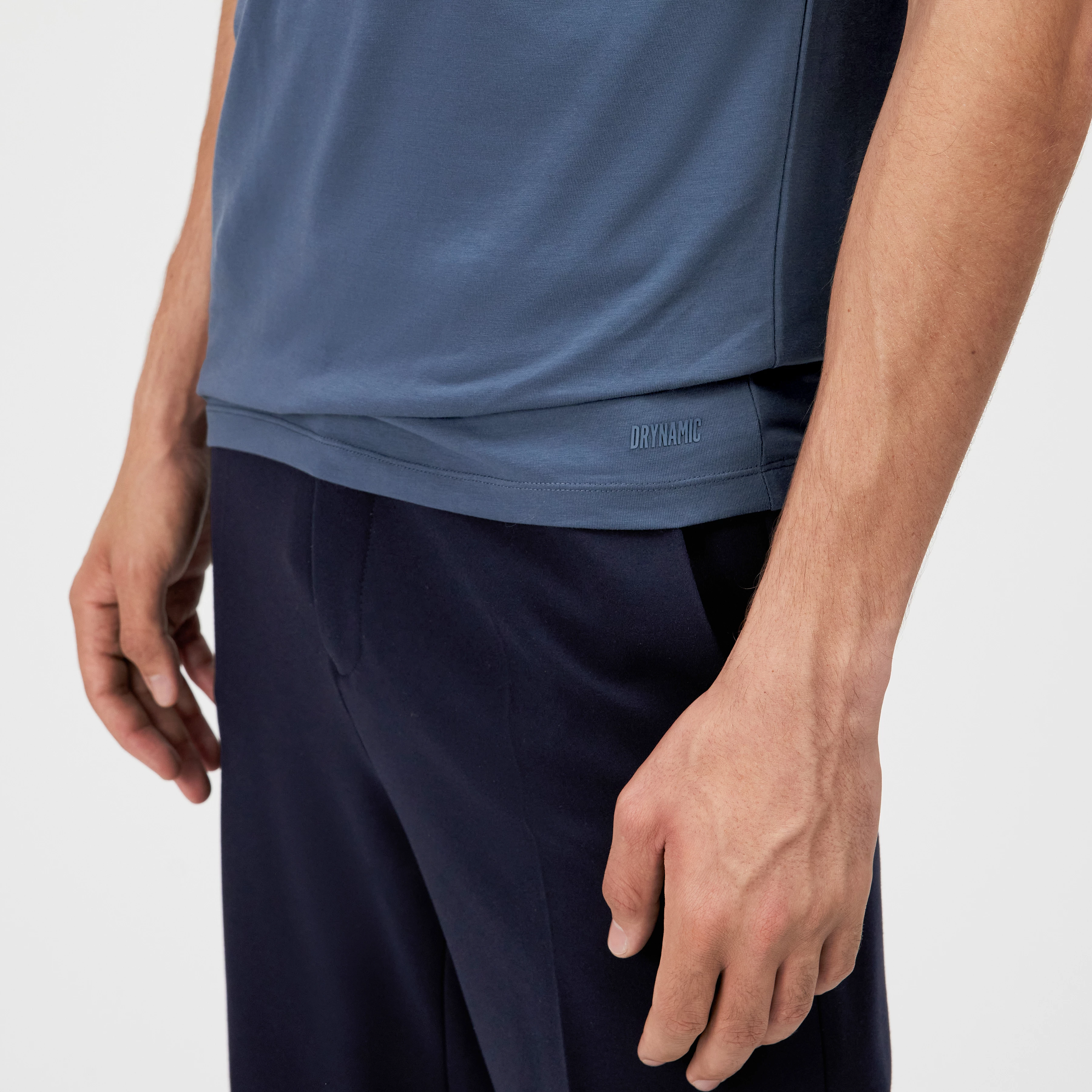 ANTON - Fitted T-shirt i bomuld - men - blå - Detailansicht am Model