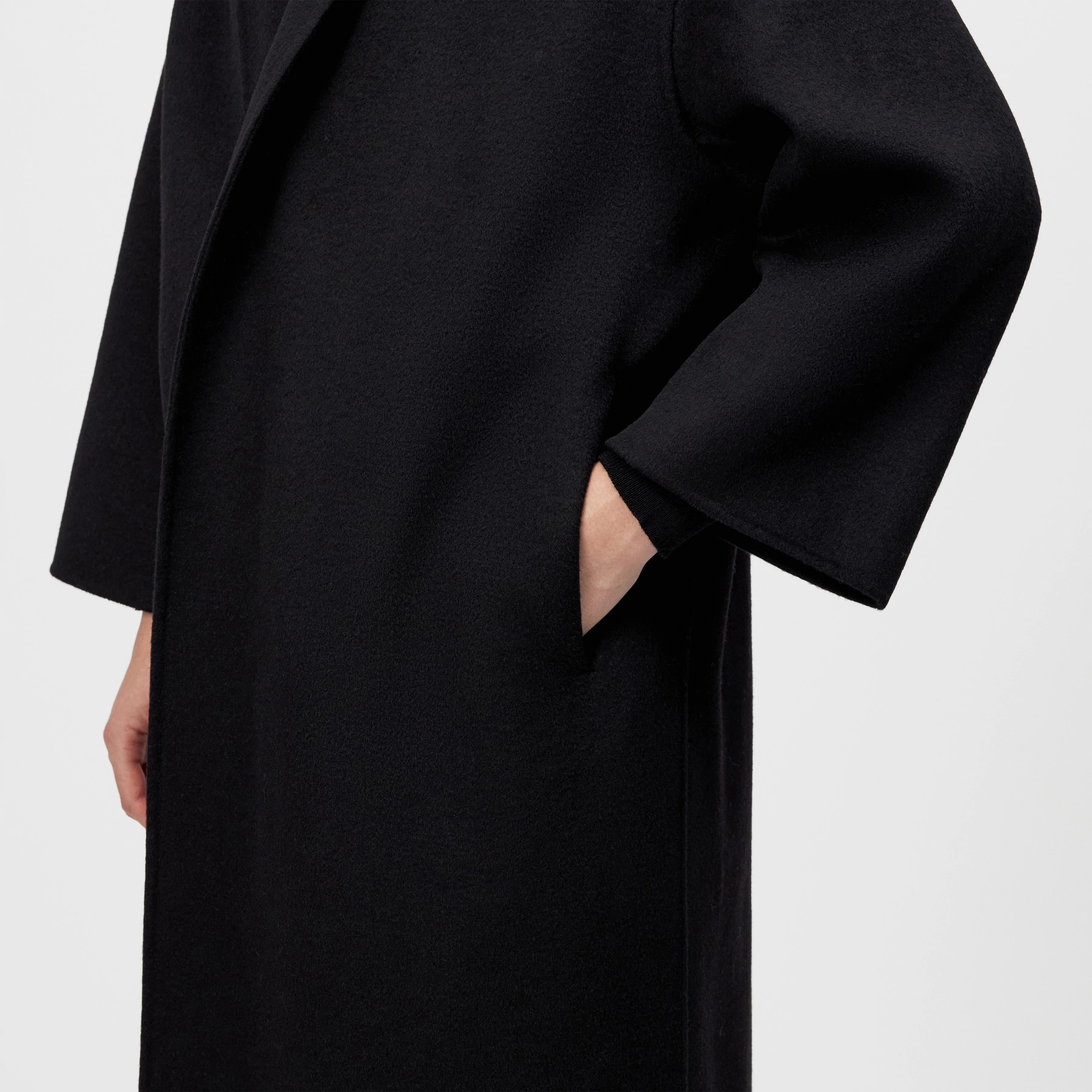 BAUPREY - Hüllenmantel in Woll-Doubleface - Damen - schwarz - Detailansicht am Model