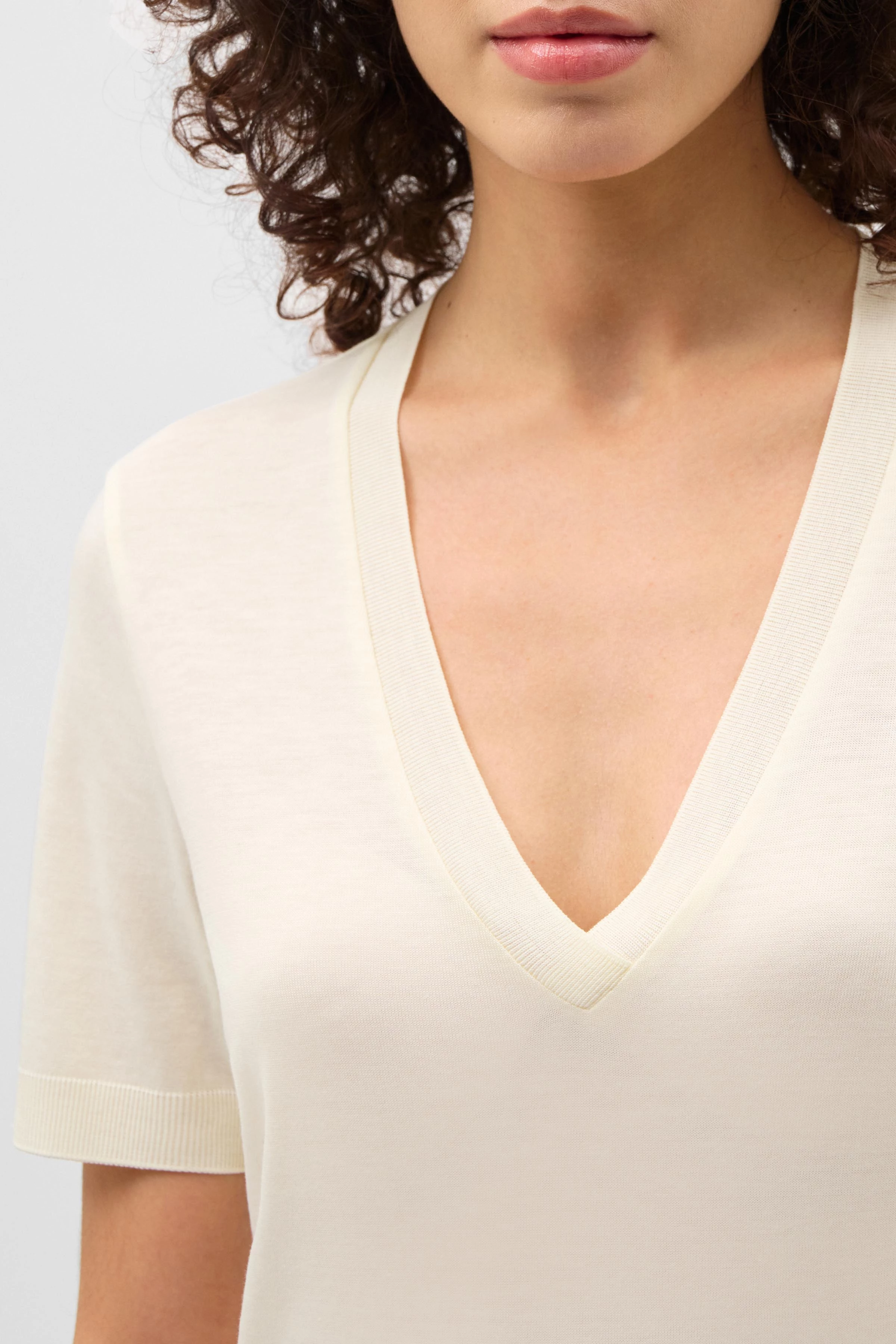 NALICE - Feminine T-shirt with V-neck - women - off white - Seitenansicht