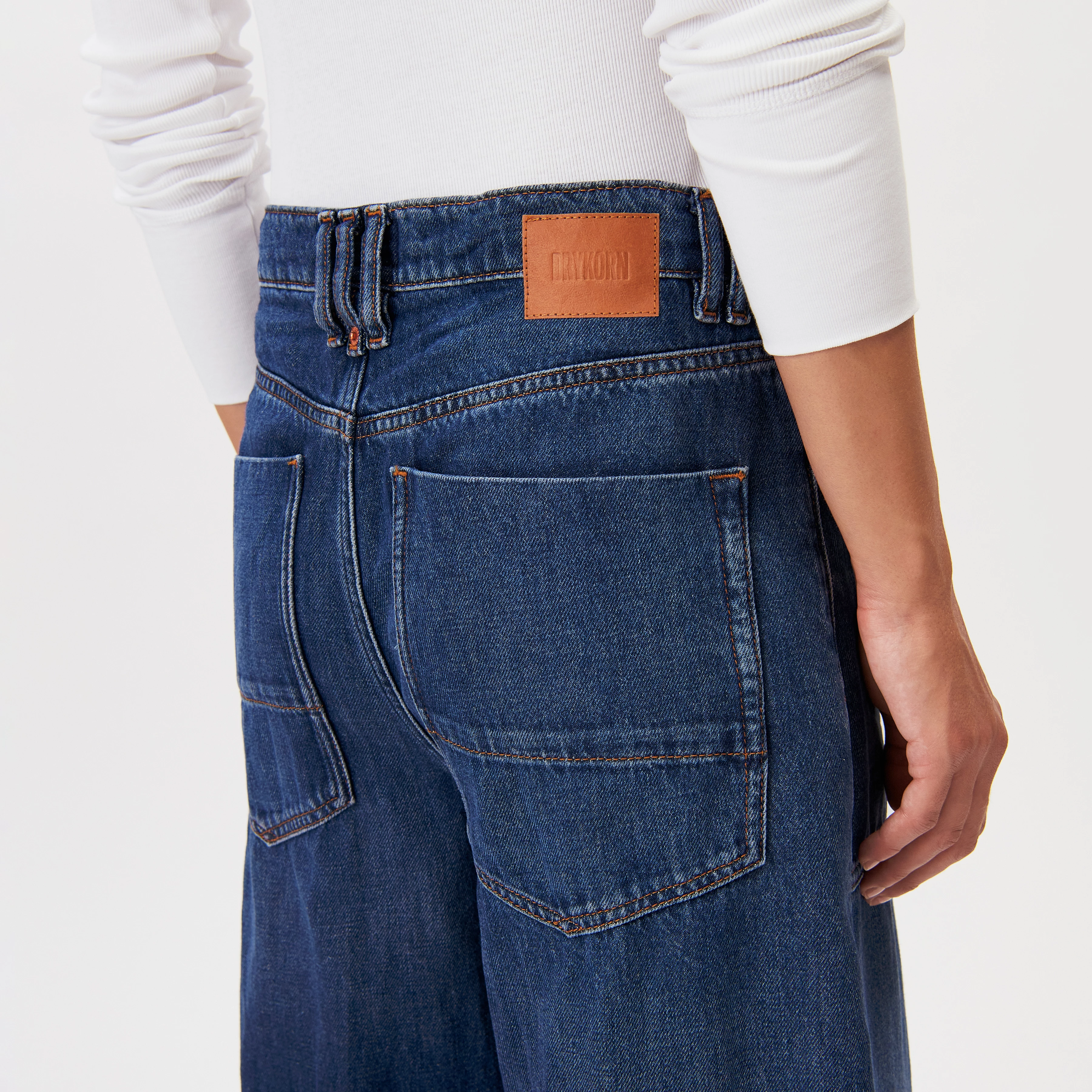 DERIVE - Mid-rise jeans in mid-blue denim - women - blue - Detailansicht am Model