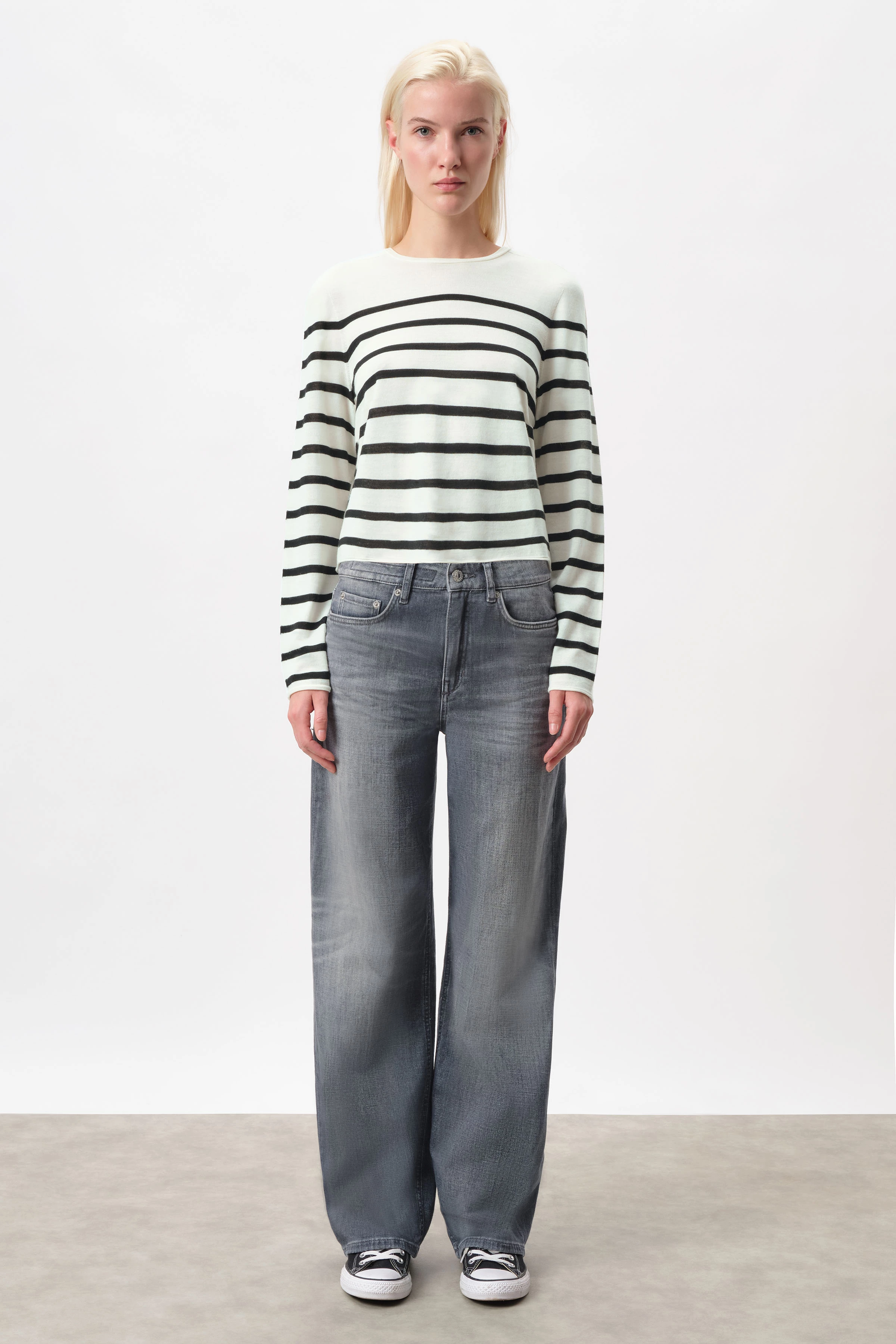 NELLA - Verkürzter Pullover in Merinowolle - Damen - beige - Ganzkörper-Frontansicht