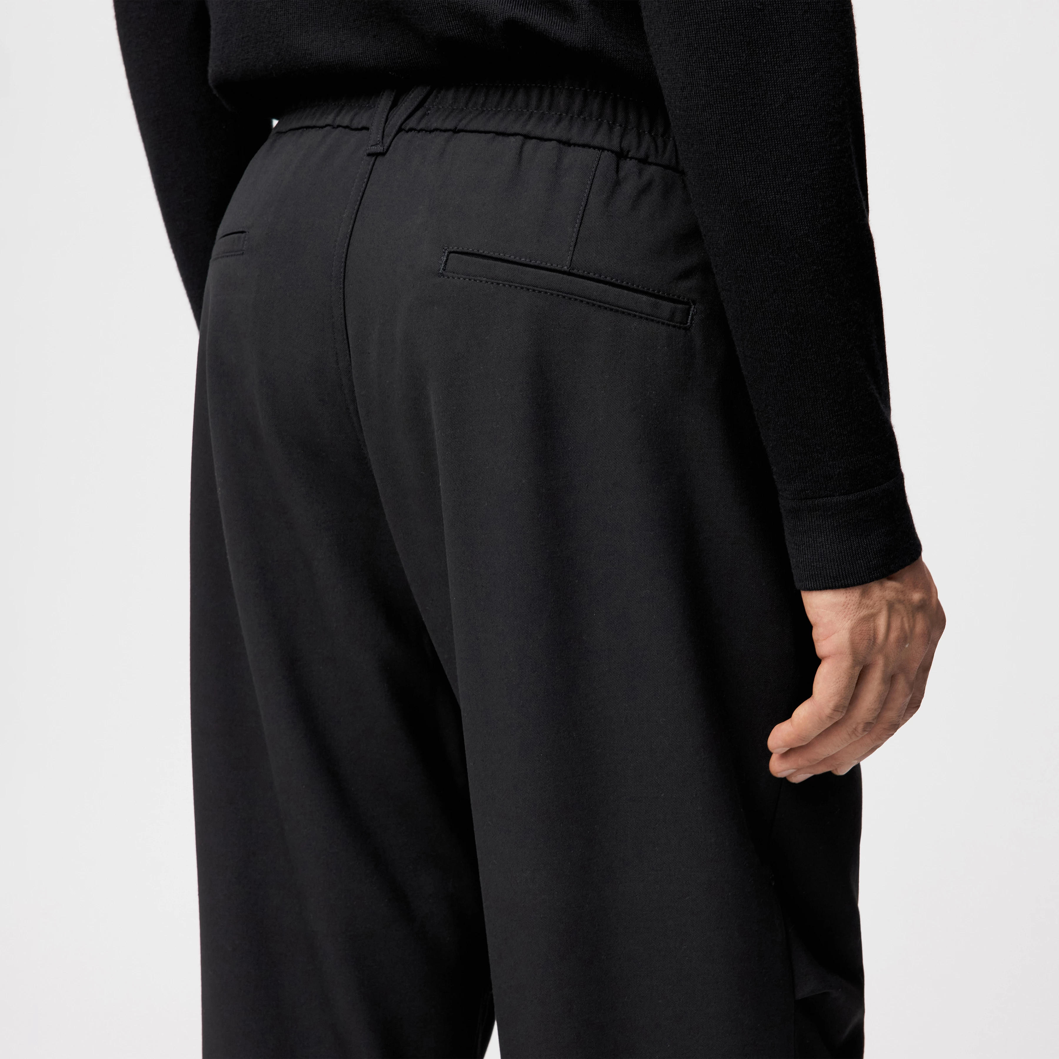 LIROG - Utility trousers in gabardine - men - Natural Aluminium - Detailansicht am Model