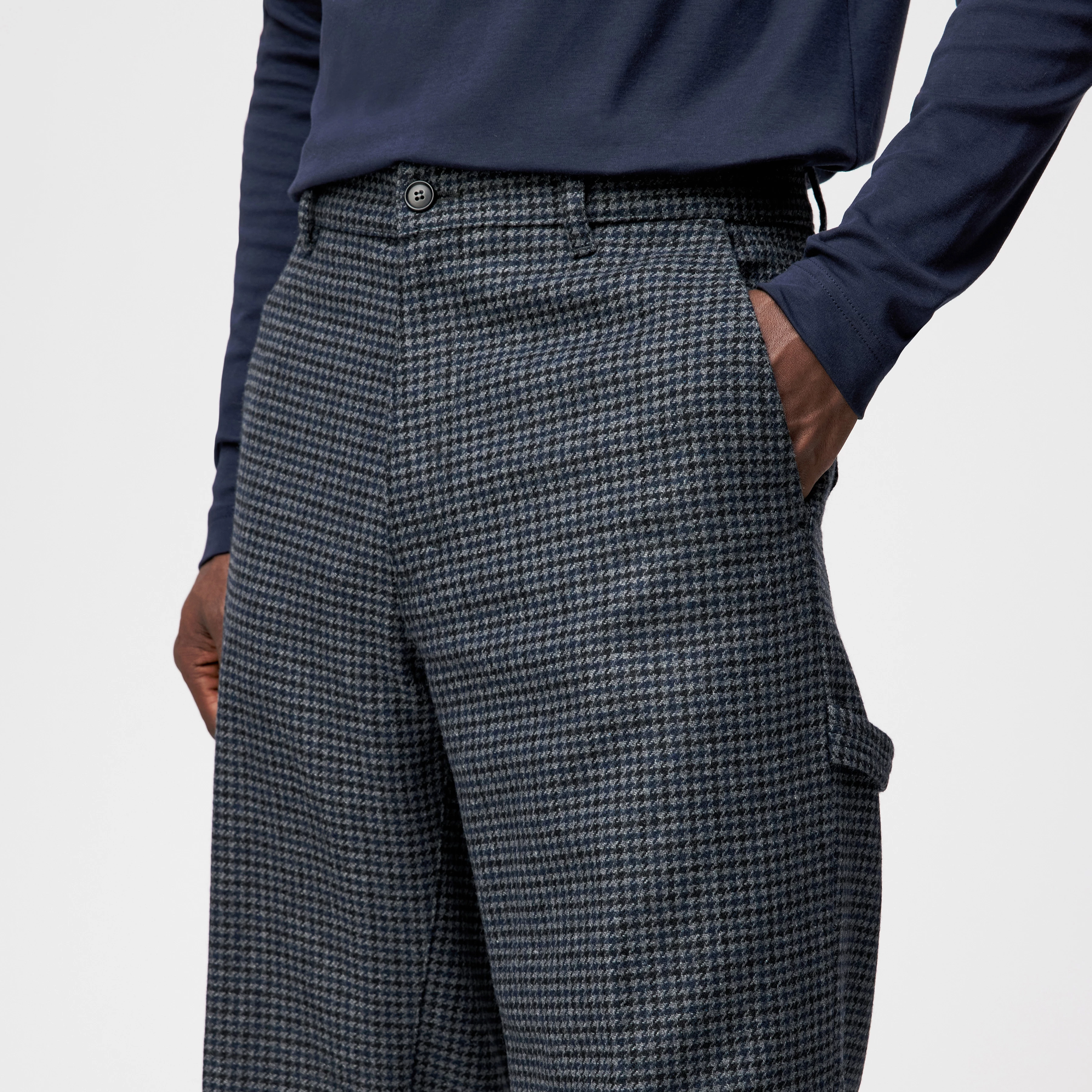 GONAGO - Utility Hose in Woll-Mix - Herren - grau - Detailansicht am Model