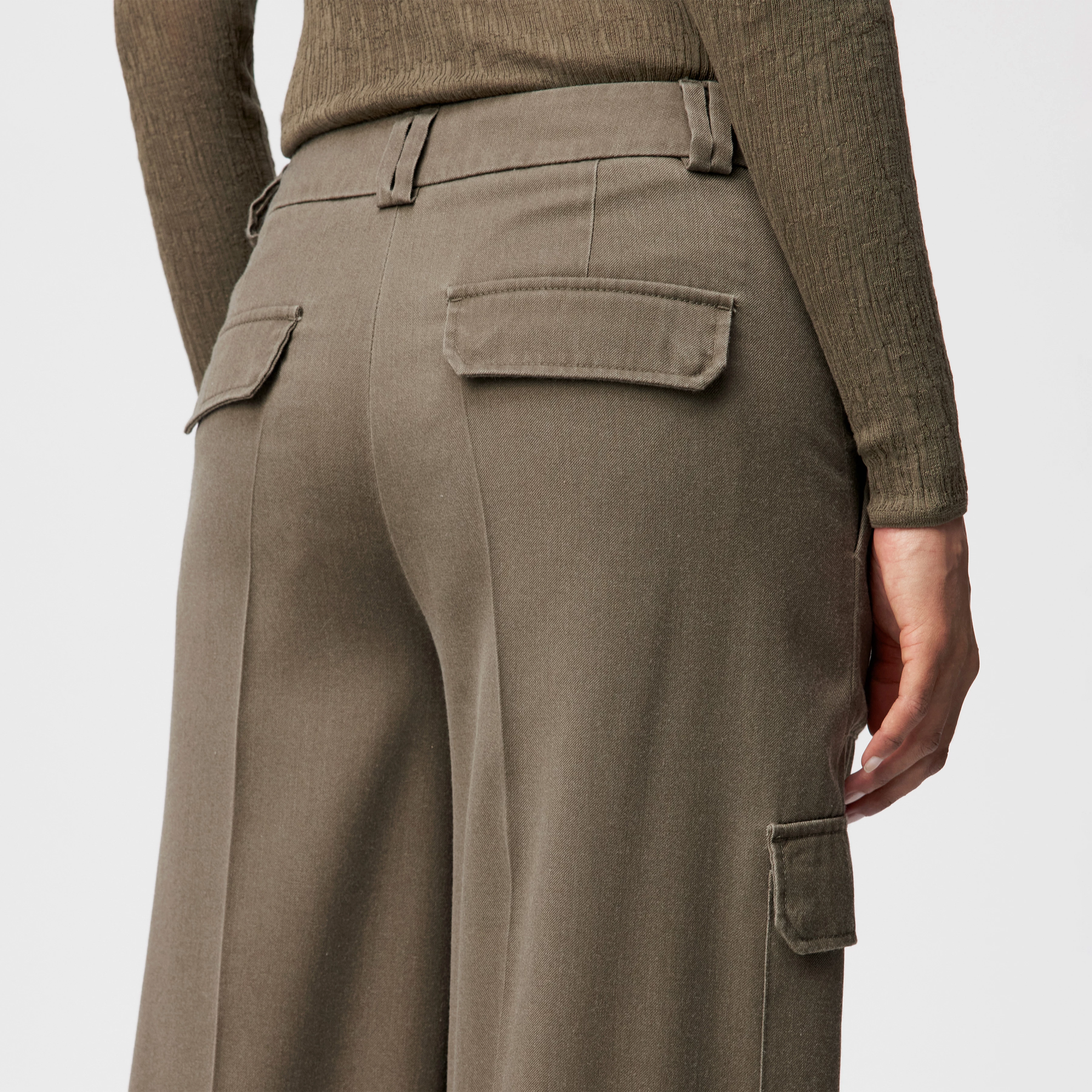 CLOVEN - Cargohose in Woll-Mix - Damen - grün - Detailansicht am Model