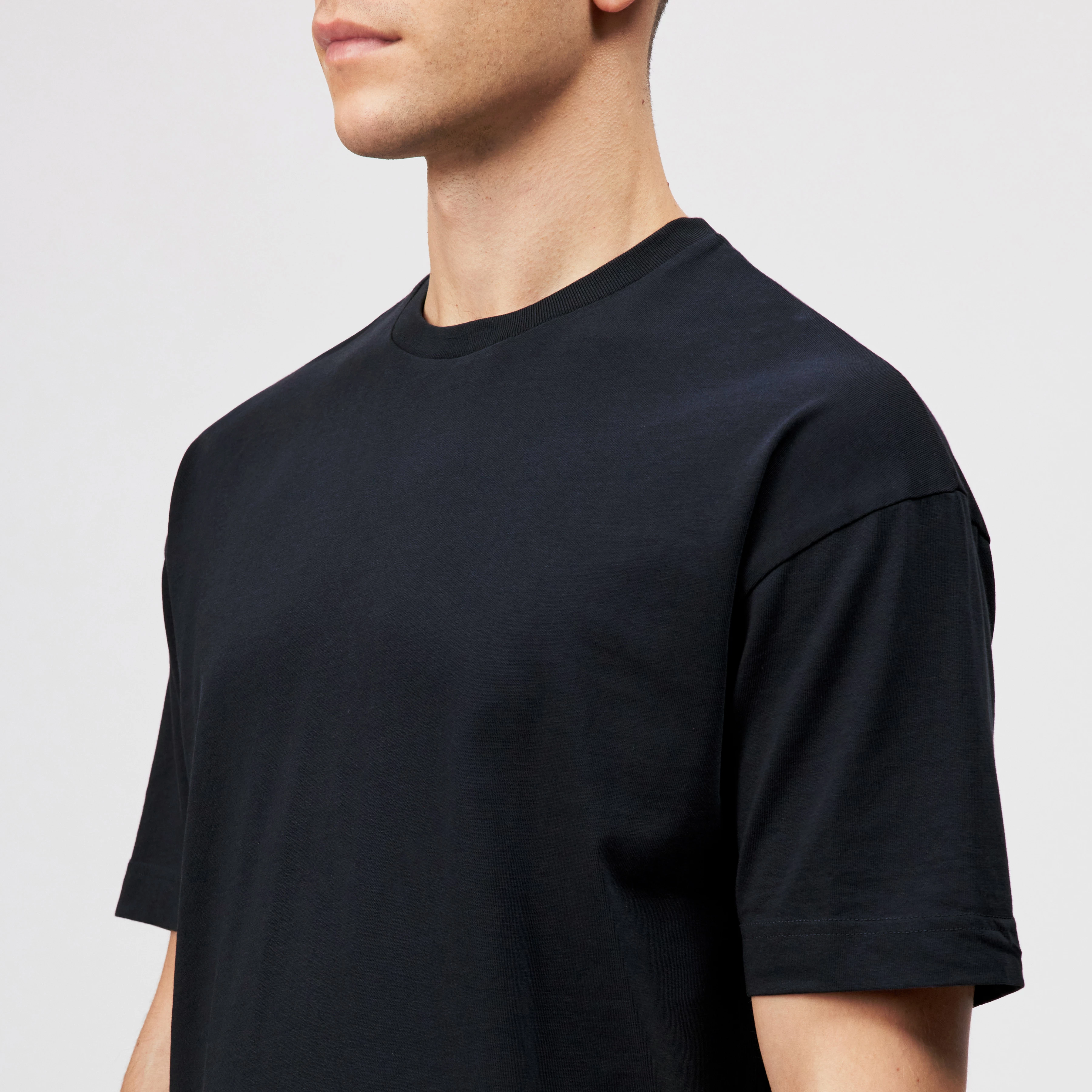 KAYRO - Cotton T-shirt - men - blue - Detailansicht am Model